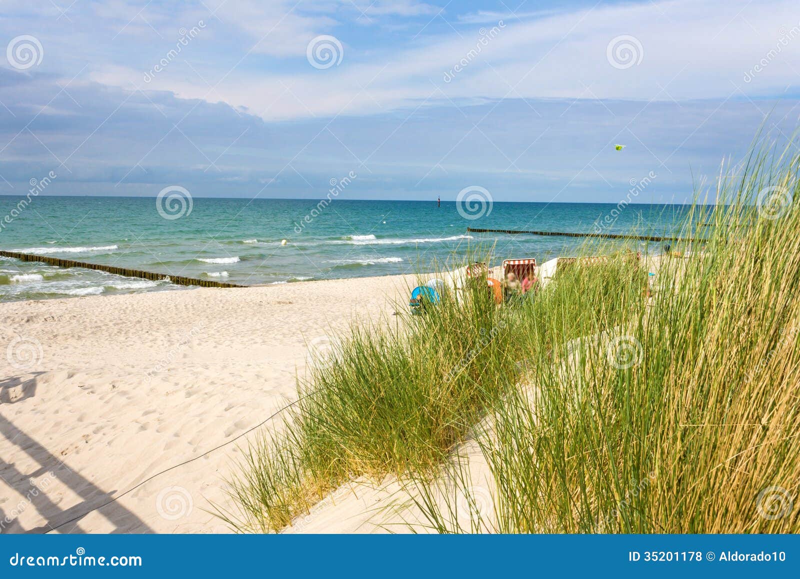 Graal-Müritz strand. Sätta på land i Graal-Müritz på rätsidan av pir med sandrör, havet (det baltiska havet) i bakgrunden