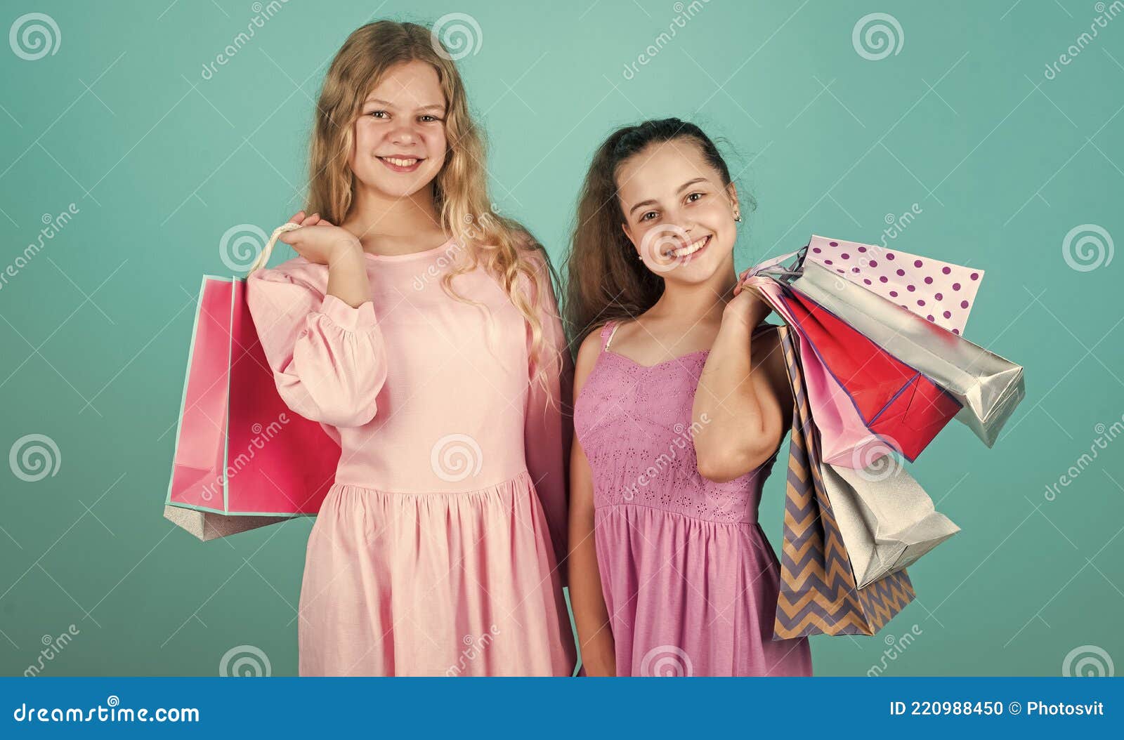 Gracias Por Tu Compra. Chicos En El Ciber Lunes. Gran Venta. Chicas  Adolescentes Sostienen Bolsa De Papel. Comprar Regalos Para Va Foto de  archivo - Imagen de negro, compra: 220988450