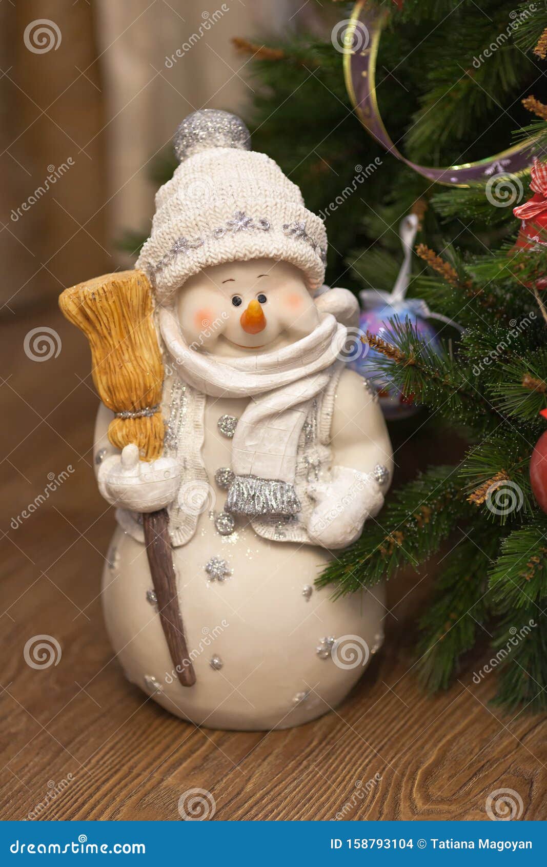 Gracioso Muñeco De Nieve Feliz Con Escoba Junto Al árbol De Navidad Por La Noche. Ambiente Acogedor Y Festivo Casero. Vista Fron Foto de archivo - Imagen de acogedor, muñeco: 158793104