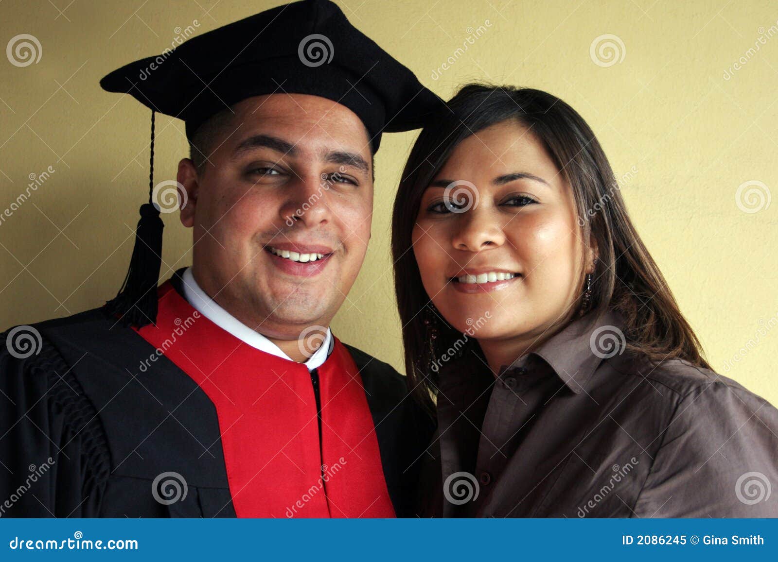 A graduação da universidade comemora seu sucesso com sua amiga. Feliz e bem sucedido - a graduação da universidade comemora sua graduação com sua amiga