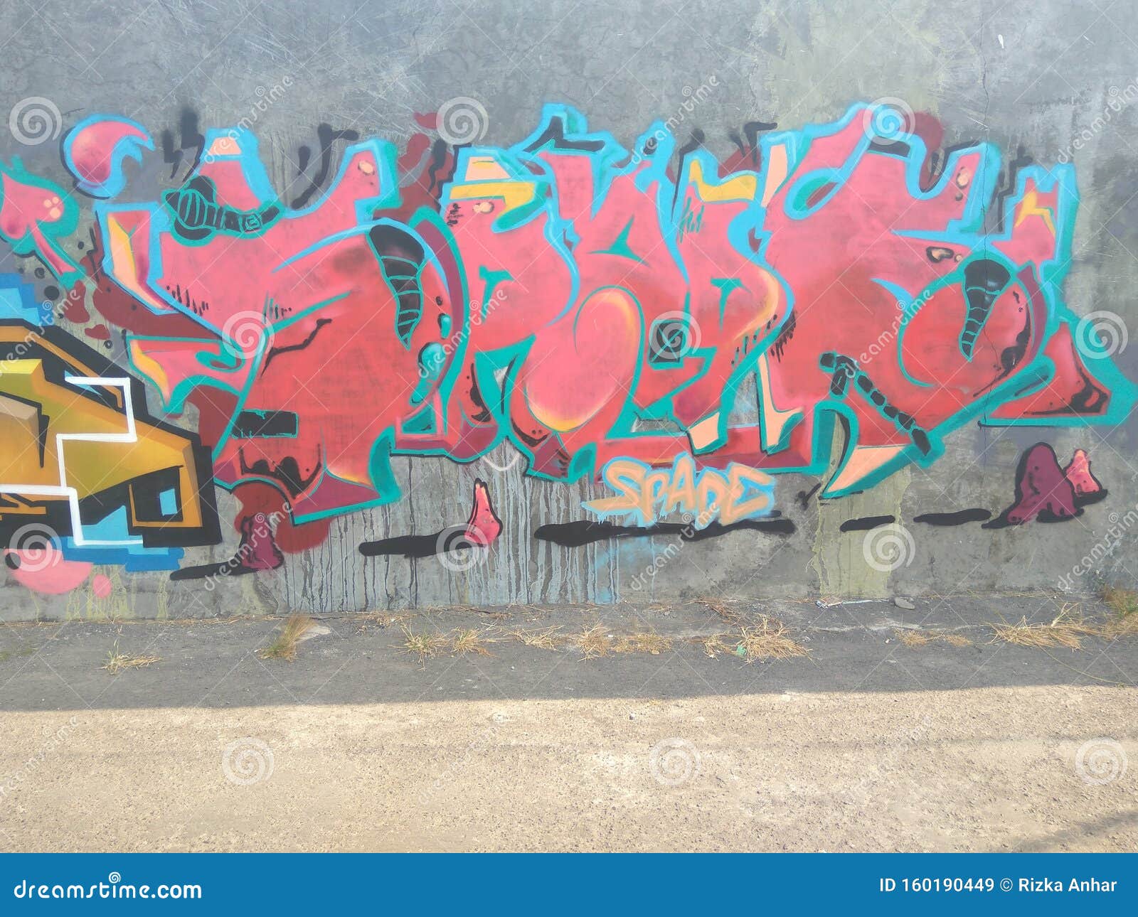 Graffiti De Color Rojo En La Pared Imagen de archivo editorial - Imagen ...