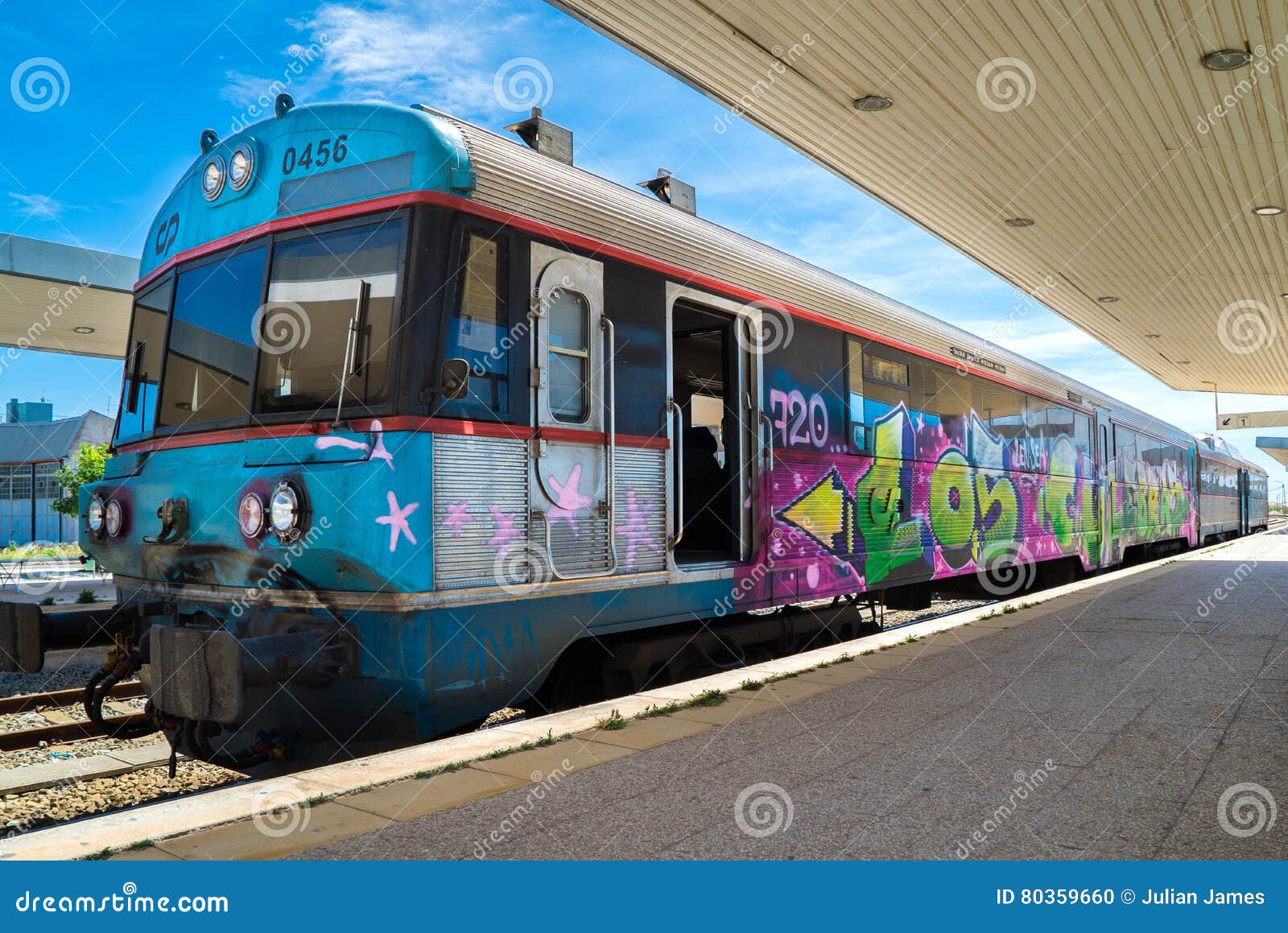 GraffitiSpray Gemalter Zug an Der Station Stockfoto Bild von