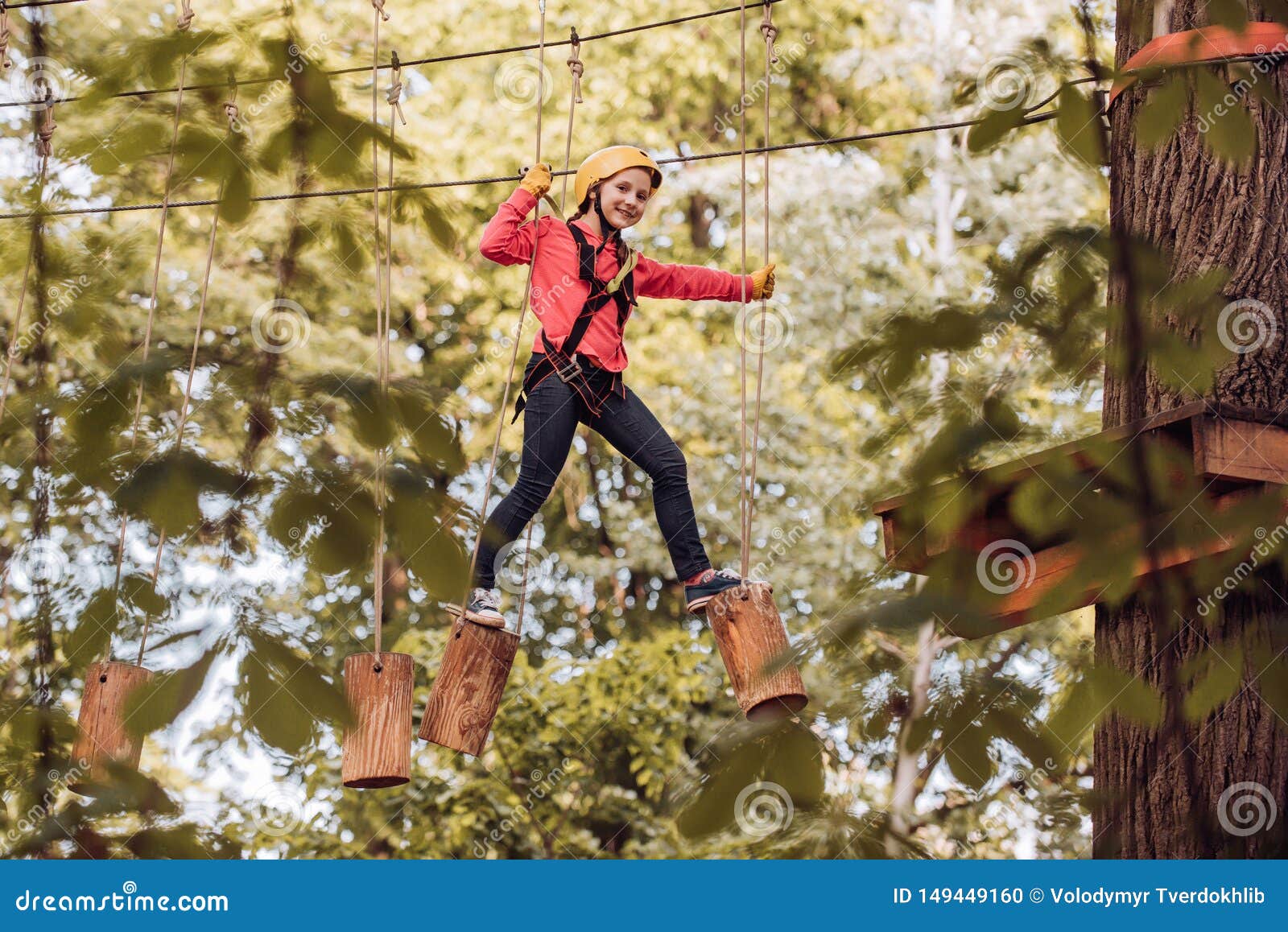 Grafiken Stellen Spiele Am Bio Resort Dar Das Flughund Oder Spinnennetz Umfasst Bergsteigerkind Kinderkonzept Sturzhelm Und Stockfoto Bild Von Spiele Bergsteigerkind