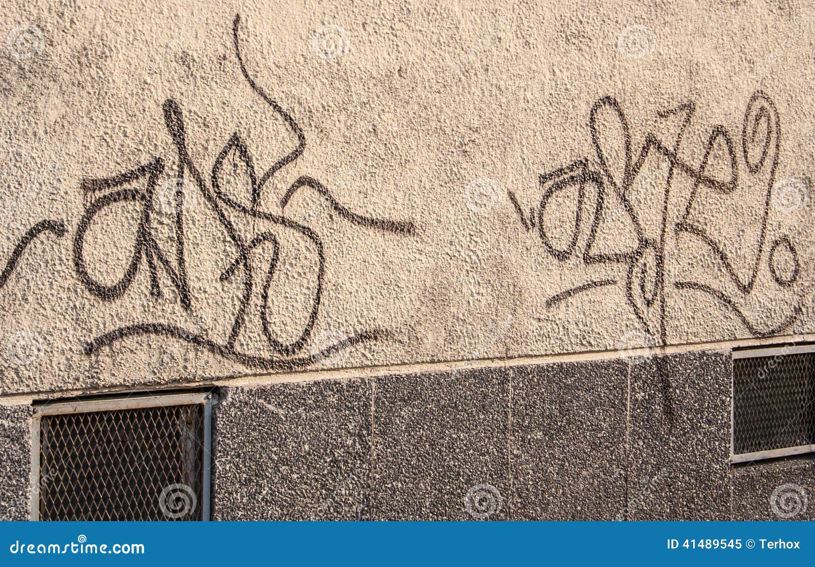 Grafitti på sida av byggnad. Grafitti på sidan eller den yttre väggen av en byggnad