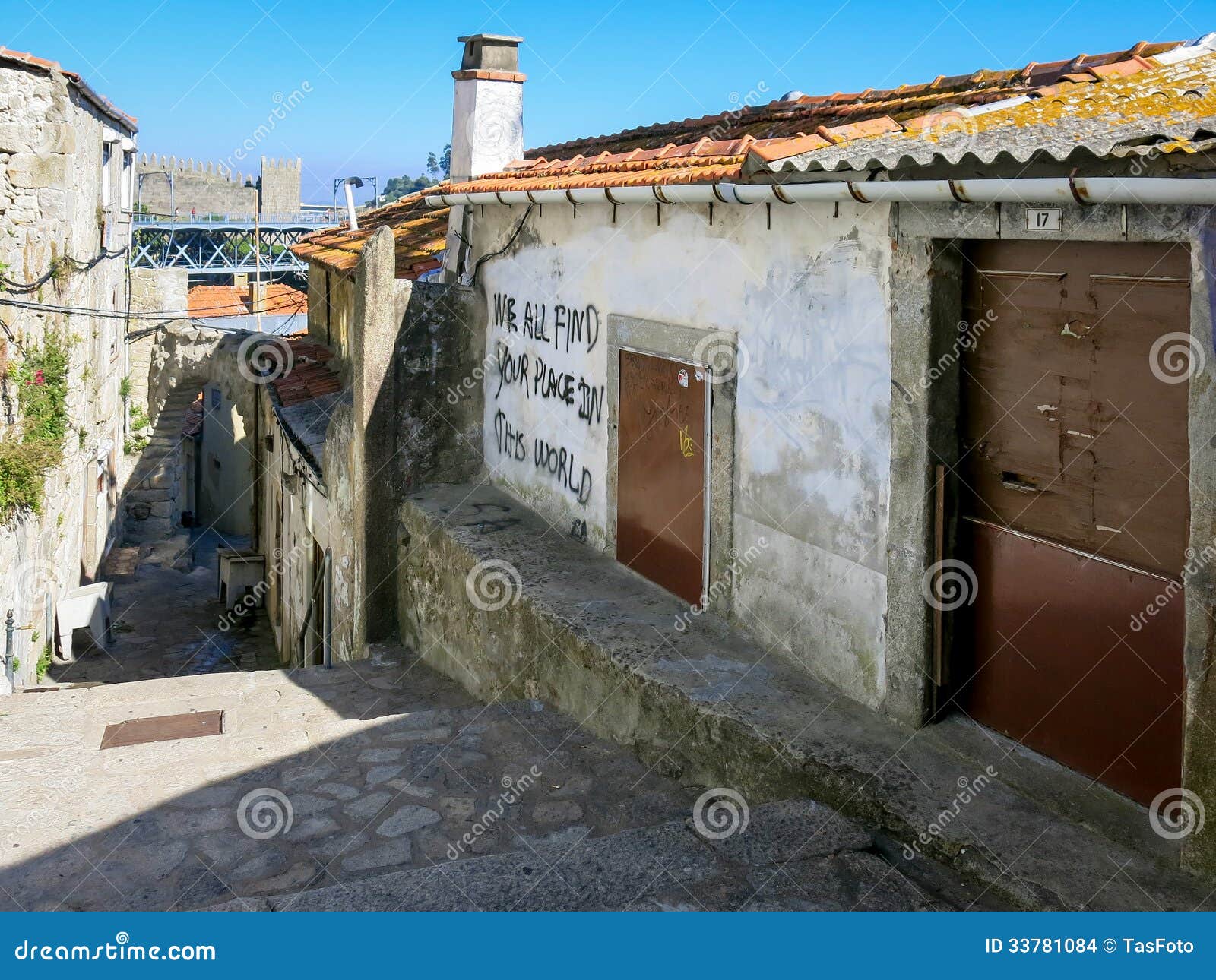 Grafittis no distrito de Ribeira, Porto. Casa abandonada e negligenciada com grafittis no distrito de Ribeira de Porto, Portugal