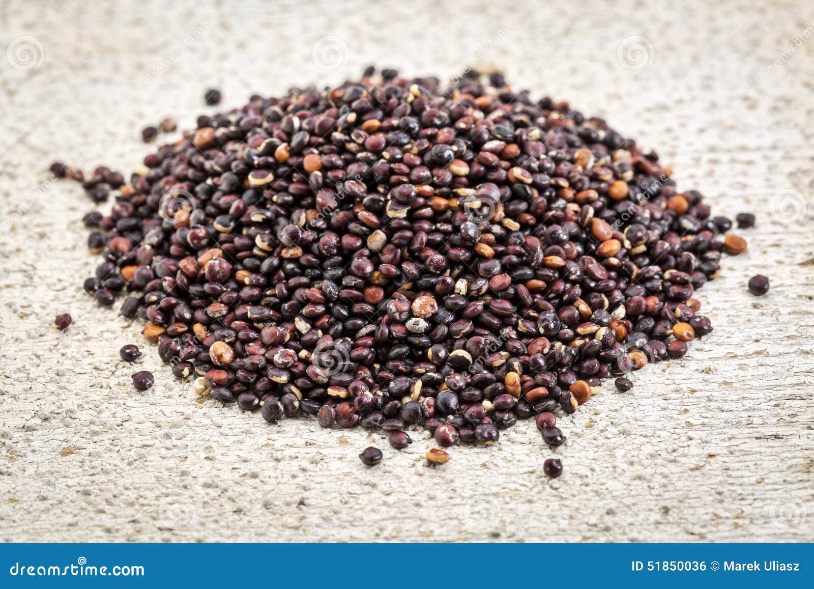 Grain noir de quinoa photo stock. Image du blanc, bois 51850036
