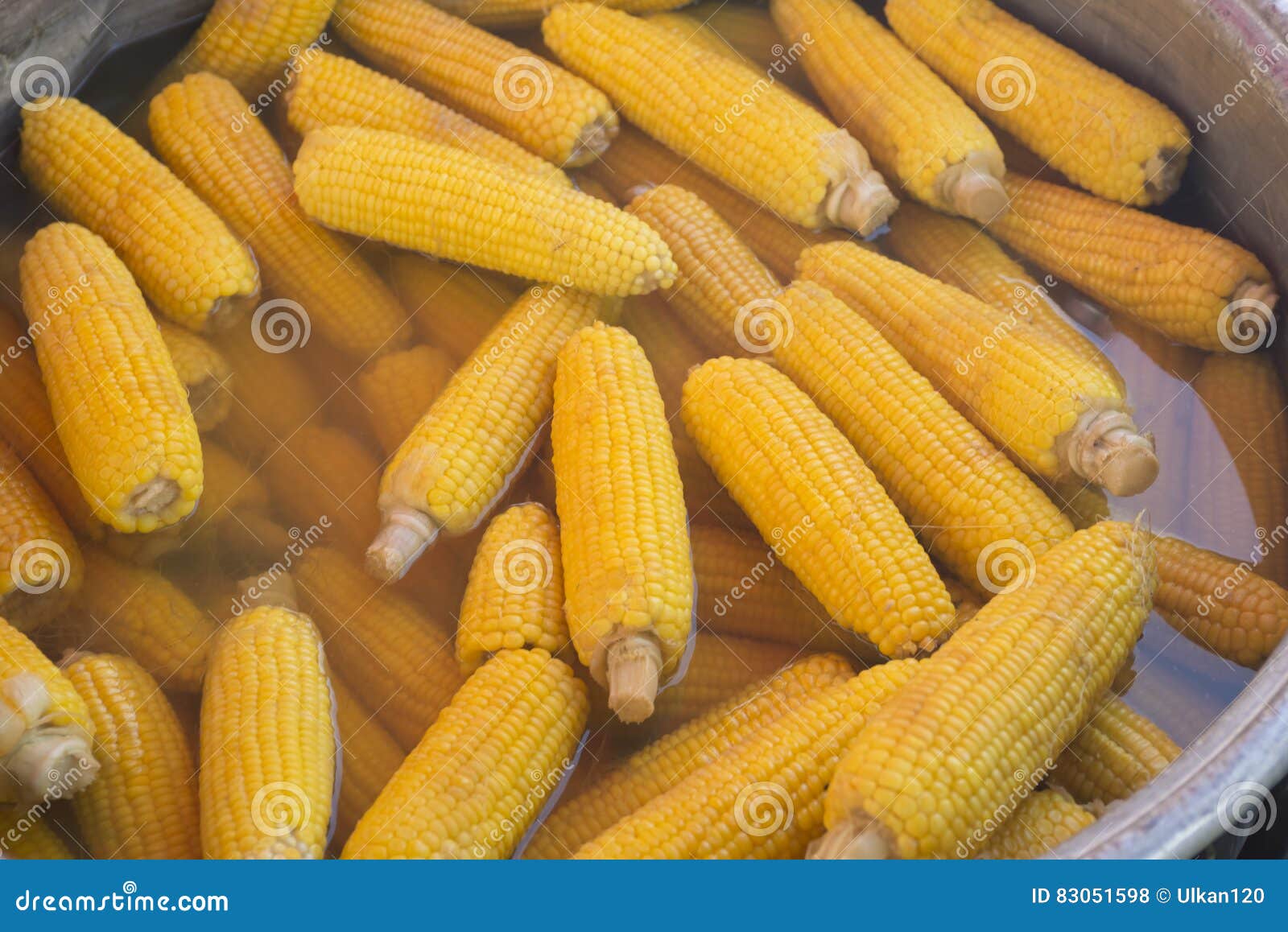 Grains bouillis dehors dans le chaudron en métal Farines de légumes secs de barbecue Casse-croûte organique et sain frais Nourriture de rue, aliments de préparation rapide