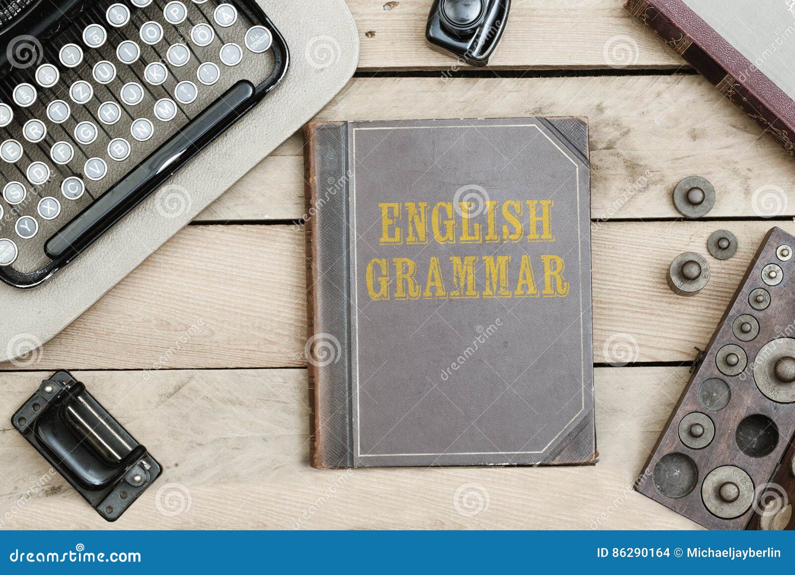 Grammatica Inglese Sulla Copertina Di Vecchio Libro Alla Scrivania Con  L'annata Fotografia Stock - Immagine di libro, vecchio: 86290164