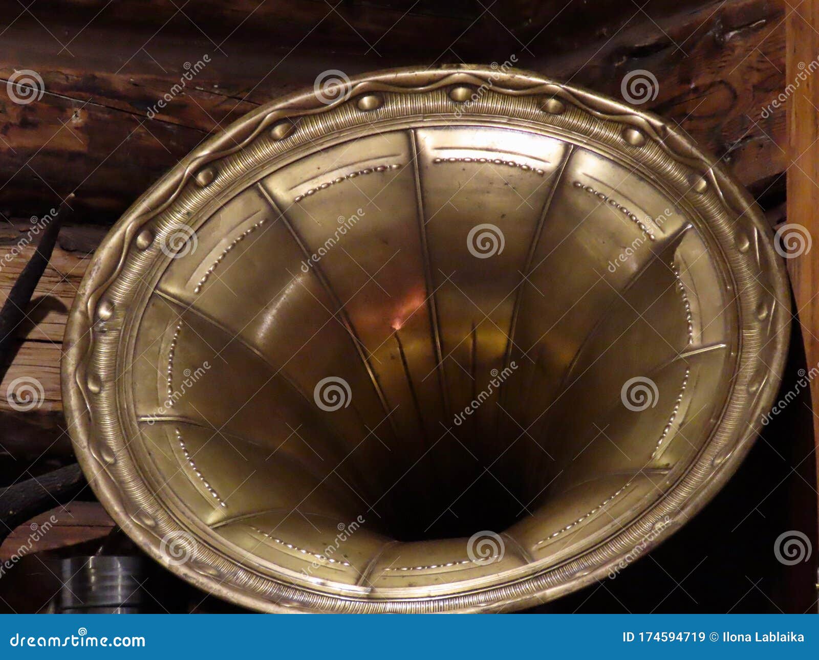 Gramophone horn from top stock image. Image of sound 174594719