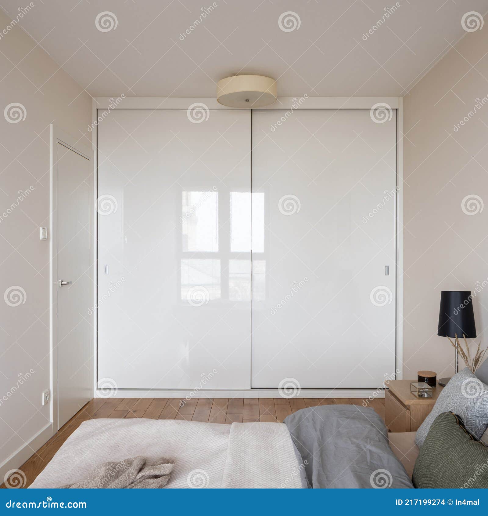 Gran Armario Blanco En El Dormitorio Foto de archivo - Imagen de sitio,  puerta: 217199274