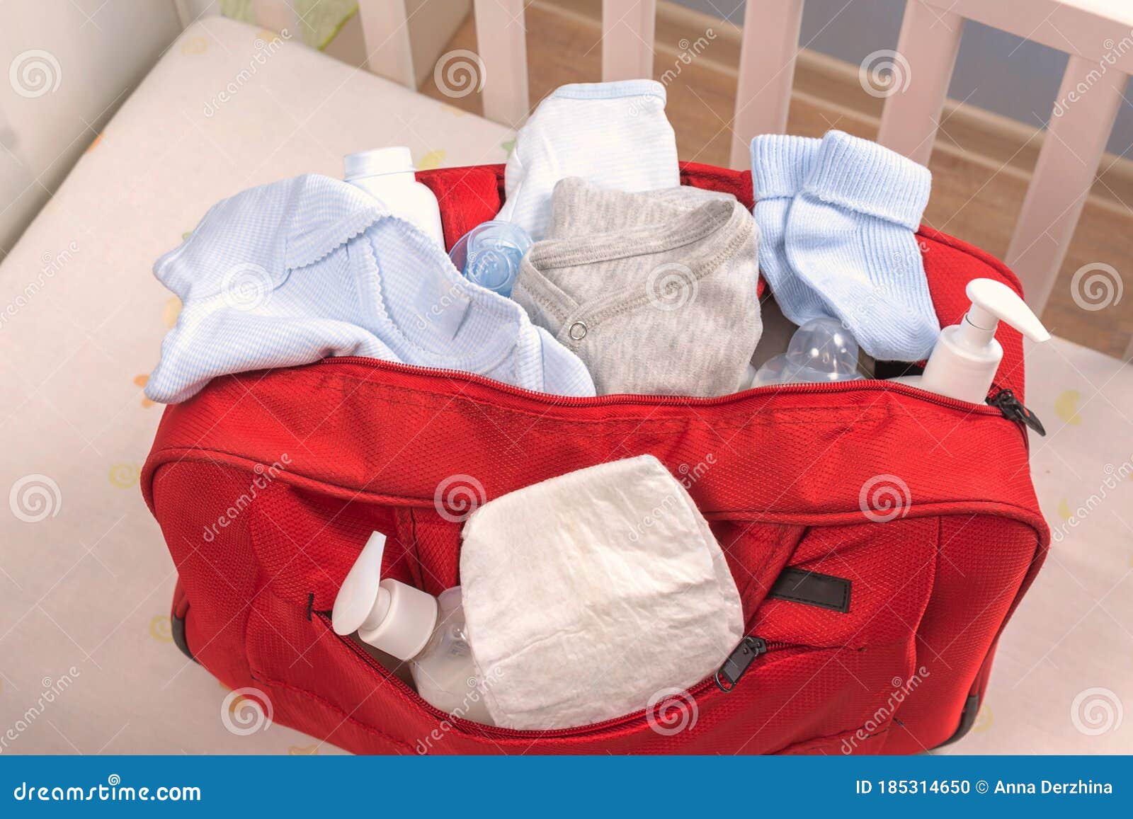 Gran Bolsa De Pañal Rojo Para Hospital De Maternidad. Foto de archivo -  Imagen de dispensador, bebé: 185314650