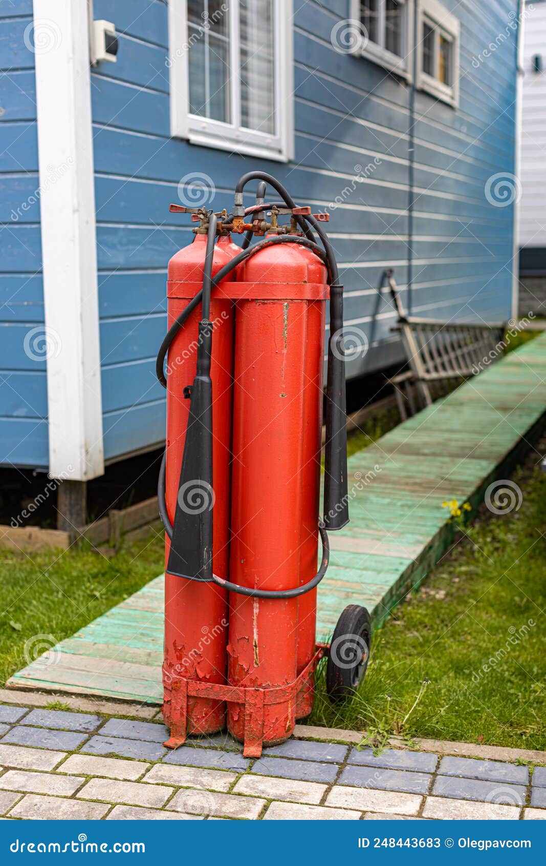 Gran Extintor De Incendios Sobre Ruedas En El Patio De La Casa Imagen de  archivo - Imagen de manguito, polvo: 248443683