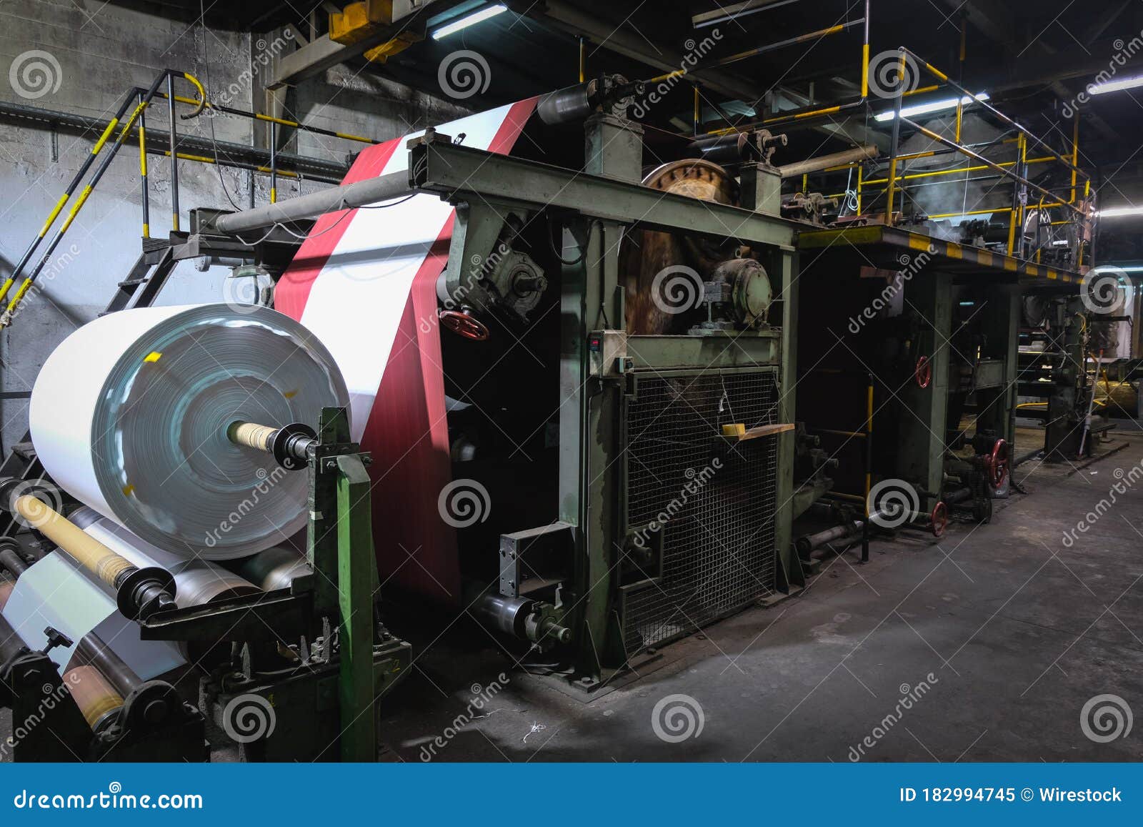 Gran Máquina Industrial Para La Producción De Bolsas Plásticas En La  Fábrica Imagen de archivo - Imagen de metal, rueda: 182994745