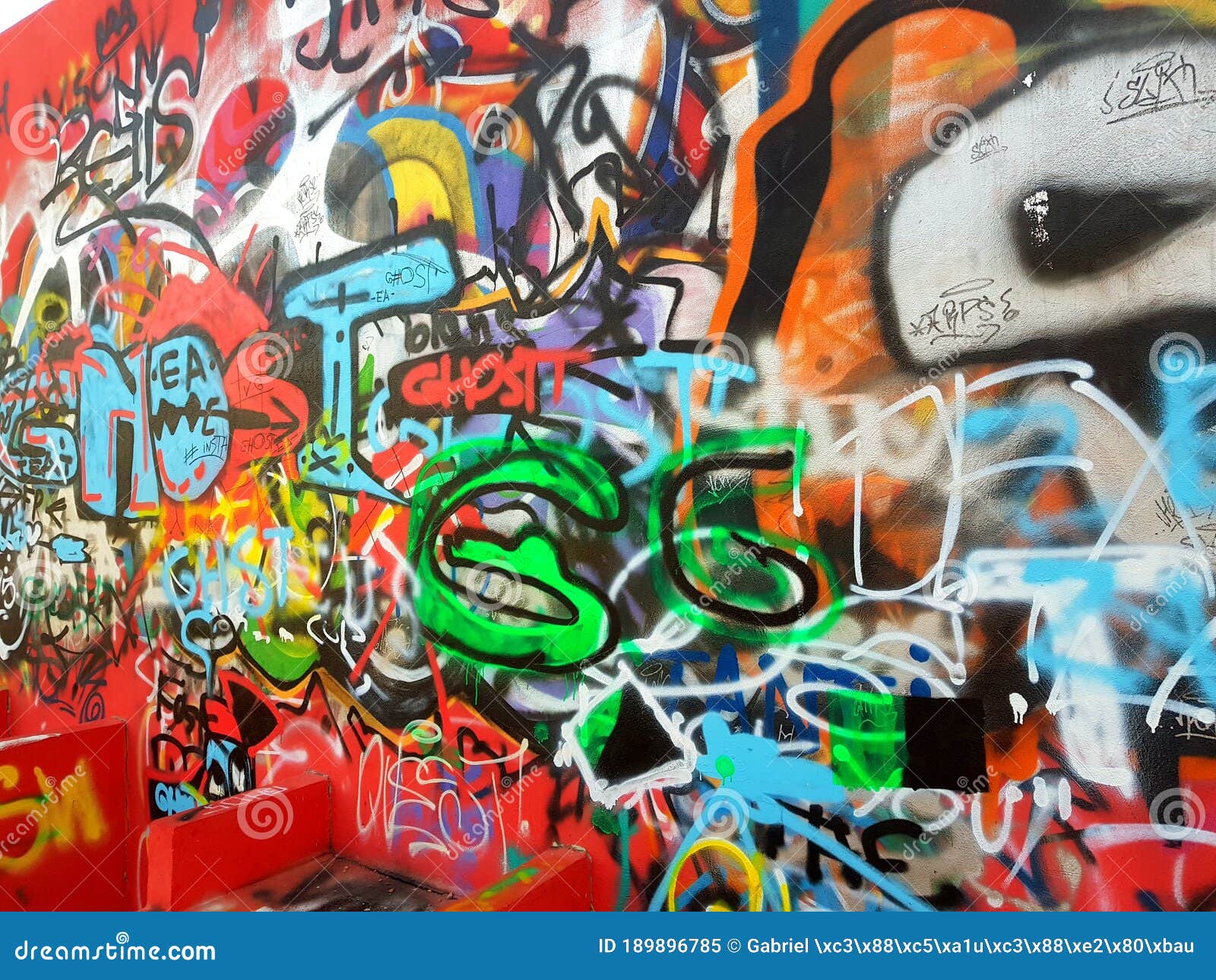 Gran Pared Roja Con Graffiti Imagen editorial Imagen de camino, rojo