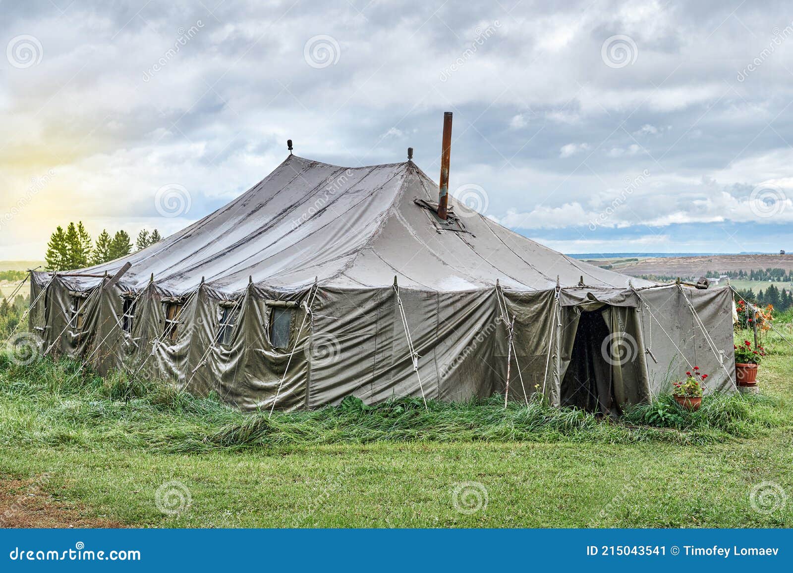 Dos Grandes Tiendas De Campaña Militares En El Bosque Fotos, retratos,  imágenes y fotografía de archivo libres de derecho. Image 12197743