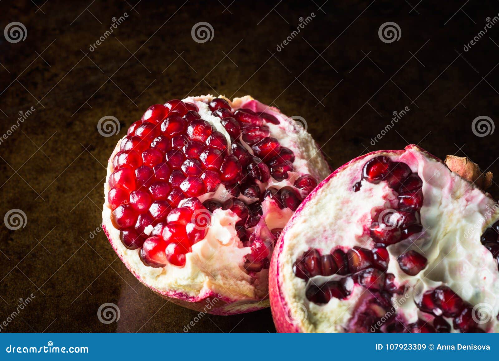 Granada abierta madura imagen de archivo. Imagen de cubo 107923309