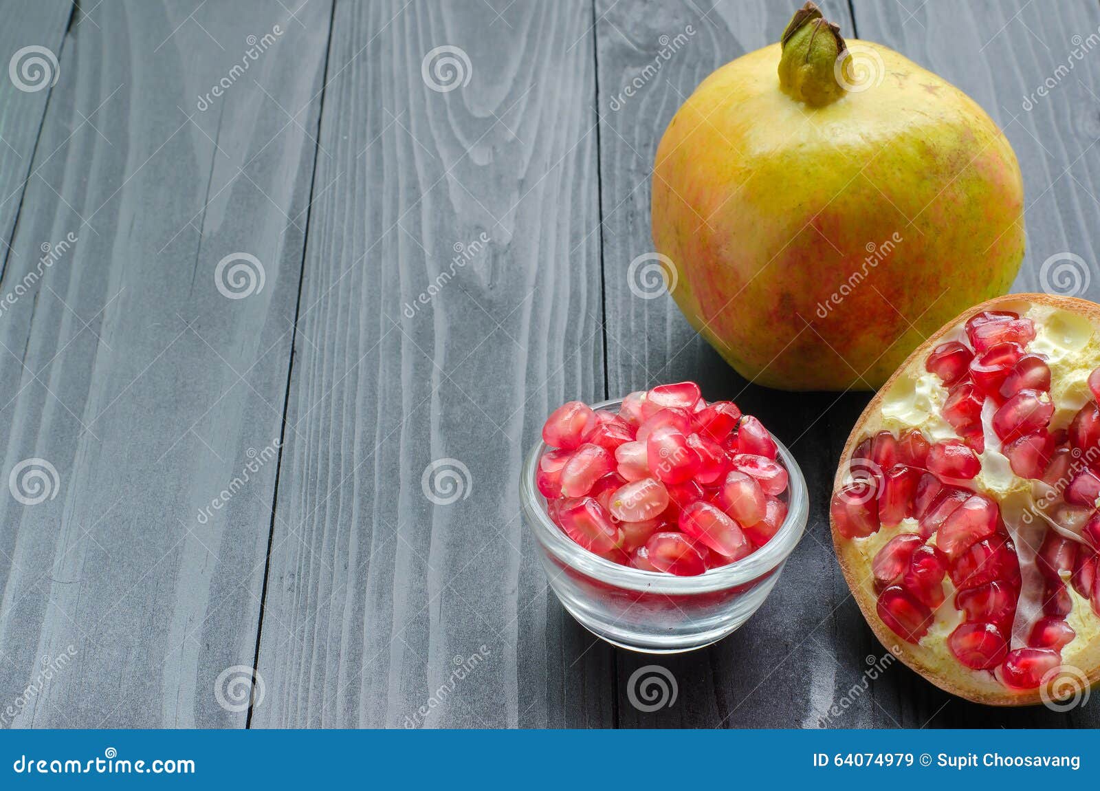 Granada en fondo de madera imagen de archivo. Imagen de fondo 64074979