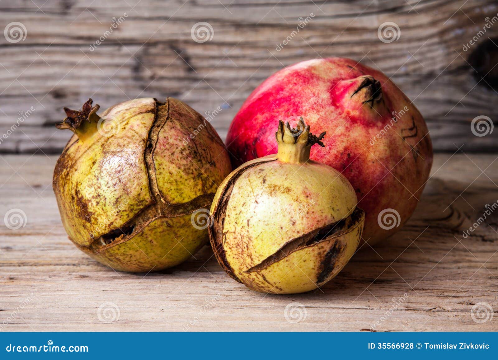 Granada Madura En La Madera Vieja Foto de archivo Imagen de