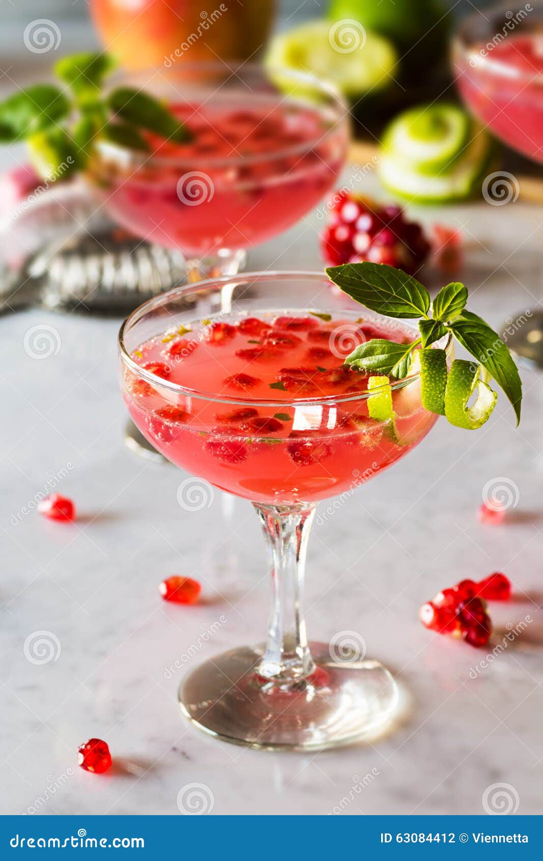 Granatapfel Basil Martini Oder Gin Smash Cocktail Stockfoto - Bild von ...