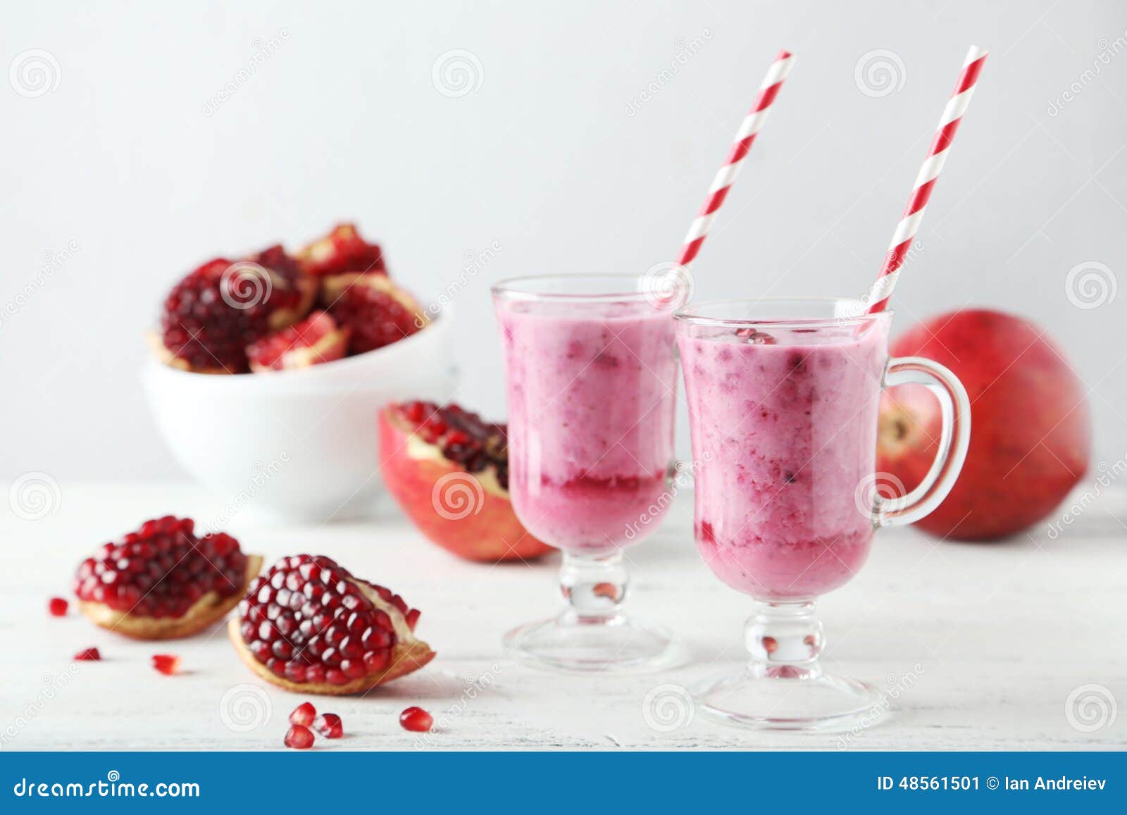 Granatapfel Smoothie Im Glas Auf Dem Weißen Hölzernen Hintergrund ...