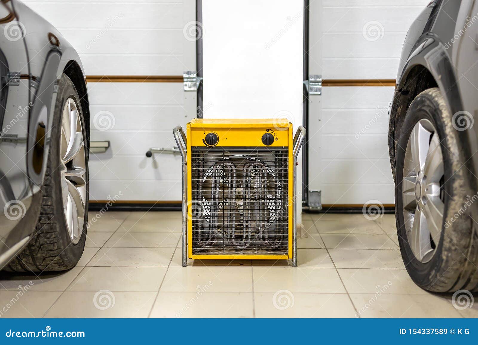 Grand Appareil De Chauffage De Ventilateur électrique Industriel Lourd Dans  Le Double Intérieur De Garage De Voiture Deux Véhicul Image stock - Image  du métal, construction: 154337589