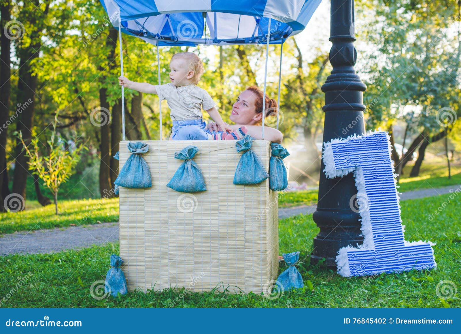 Grand Ballon De Jouet En Parc De Ville Exemple De Sucrerie Table Anniversaire Un An Avec Le Chiffre Numero Un Mere Et Son Fils Photo Stock Image Du Rire Table