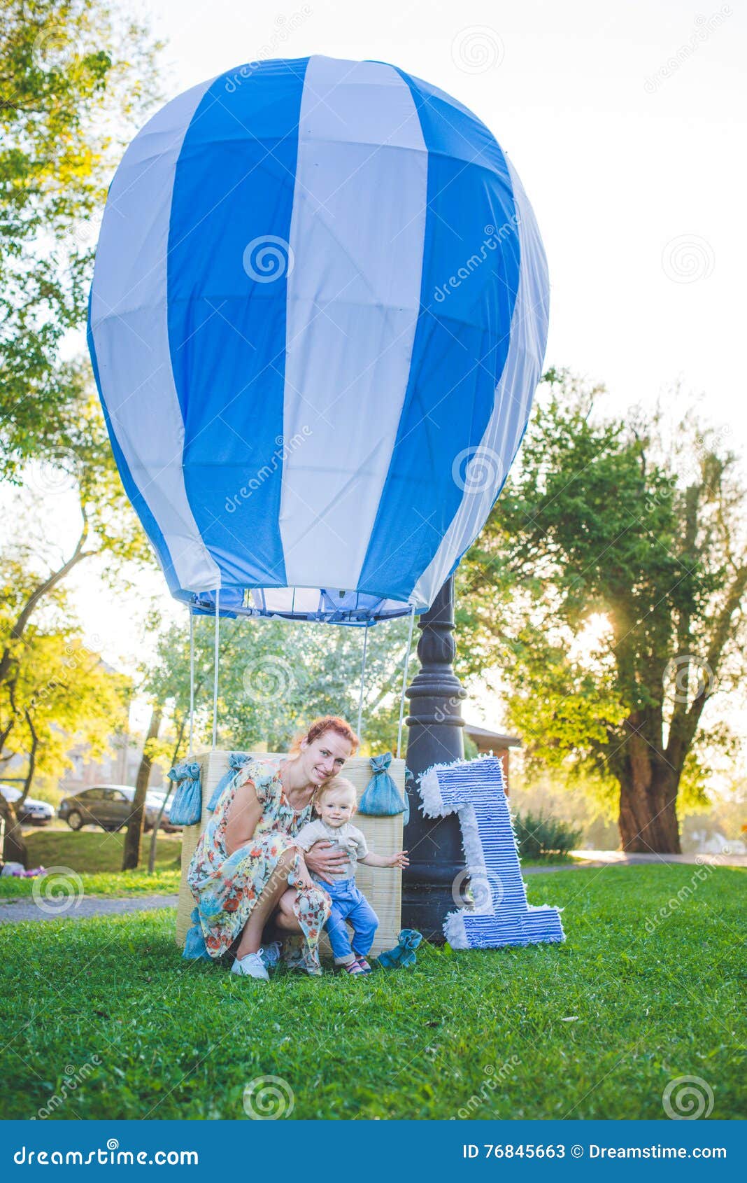 Grand Ballon De Jouet En Parc De Ville Exemple De Sucrerie Table Anniversaire Un An Avec Le Chiffre Numero Un Mere Et Son Fils Image Stock Image Du Figure Fond
