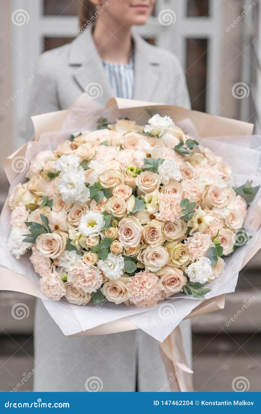 Large Beautiful Bouquet of Mixed Flowers in Woman Hand. Pink and White  Color. the Work of the Florist at a Flower Shop Photo stock - Image du  pastel, fleur: 147462204