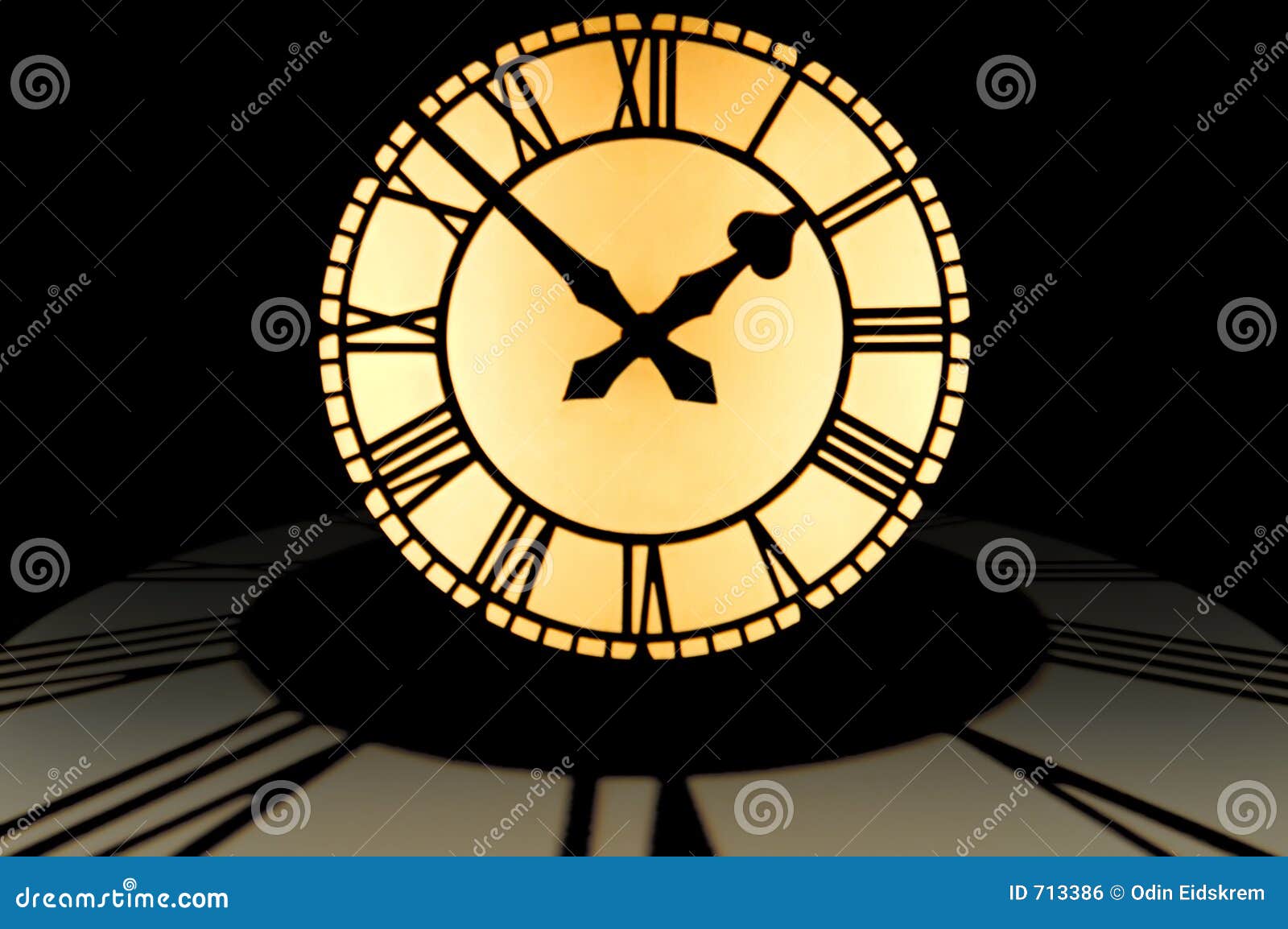 Grand Cadran D Horloge Lumineux A Dix A Deux Sur Un Cercle De Photo Stock Image Du Moment Fond