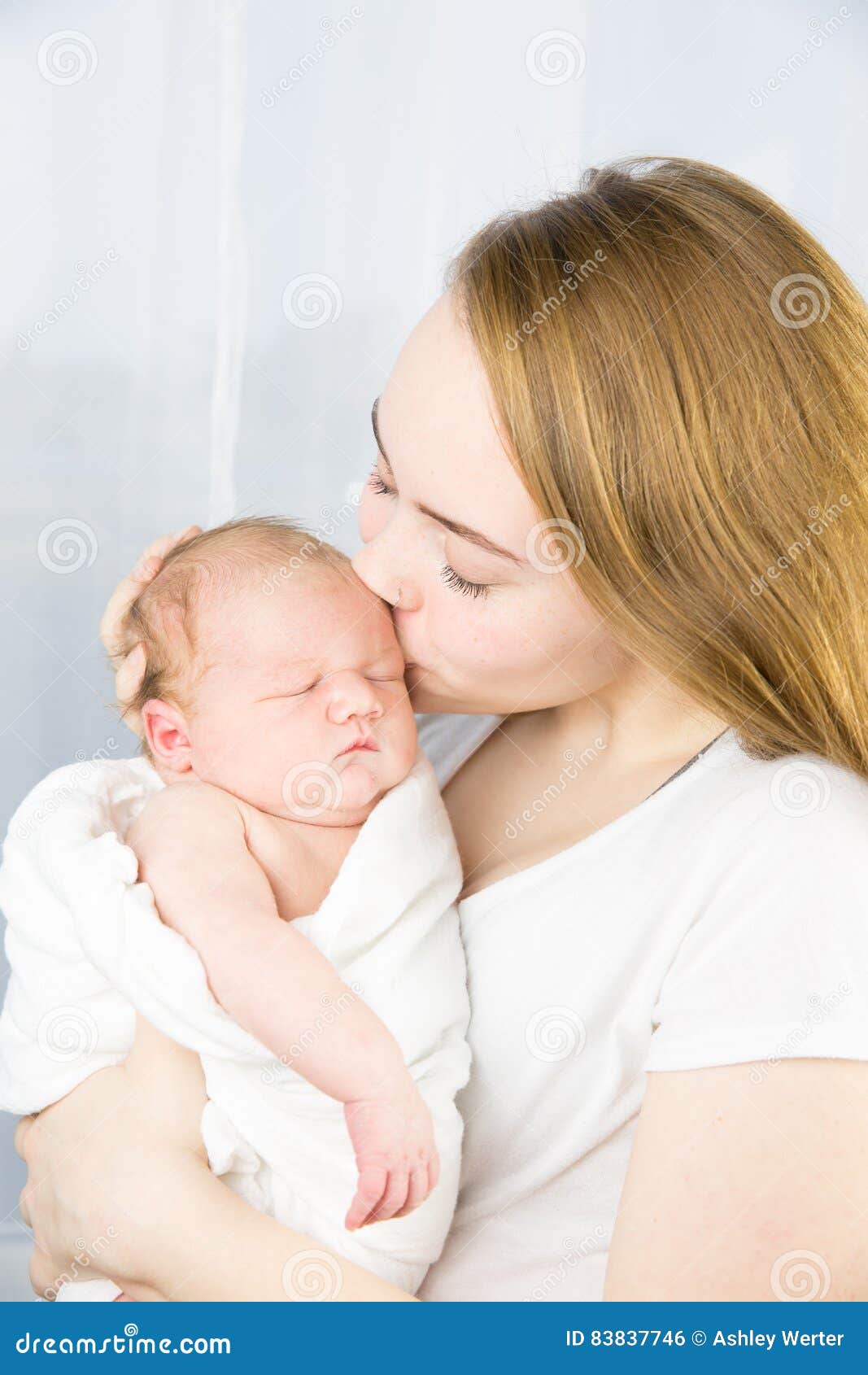 Grand cousin et petit cousin. Une adolescente tient son nouveau cousin de bébé