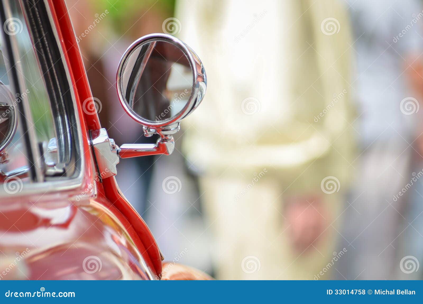 Grand Détail Rouge De Voiture De Vintage D'oldtimer : Miroir Avec Le  Copyspace De Tache Floue Photo stock - Image du accélérez, extérieur:  33014758