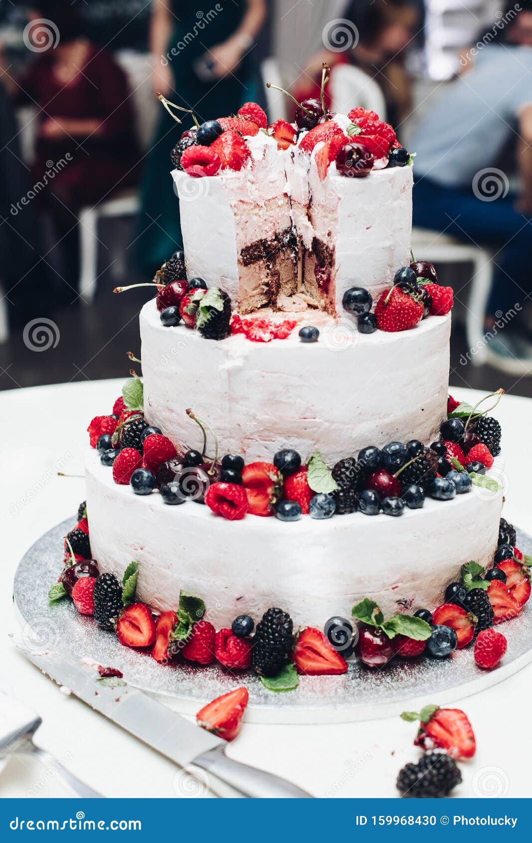 Grand Gateau De Mariage Etonnant Avec De La Creme Fouettee Blanche Recouverte De Baies Fraiches Et Juteuses Et De Fruits Photo Stock Image Du Lutin Decore Grand Gateau De Mariage Etonnant Avec De La Creme Fouettee Blanche Recouverte De Baies Fraiches Et Juteuses Et De Fruits Photo Stock Image Du Lutin Decore