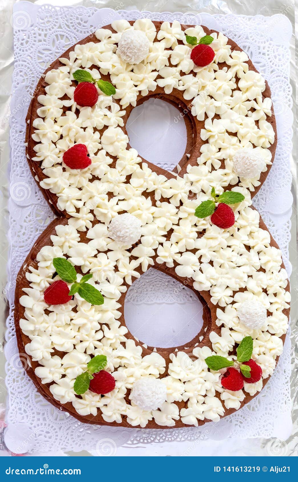 Grand Gateau De Nombre Et Fleur Rose Rouge La Forme De Gateau Du Numero 8 A Decore La Sucrerie Blanche Creamcheese De Framboise Image Stock Image Du Sucrerie Marche Grand Gateau De Nombre Et Fleur Rose Rouge La Forme De Gateau Du Numero 8 A Decore La Sucrerie Blanche Creamcheese De Framboise Image Stock Image Du Sucrerie Marche