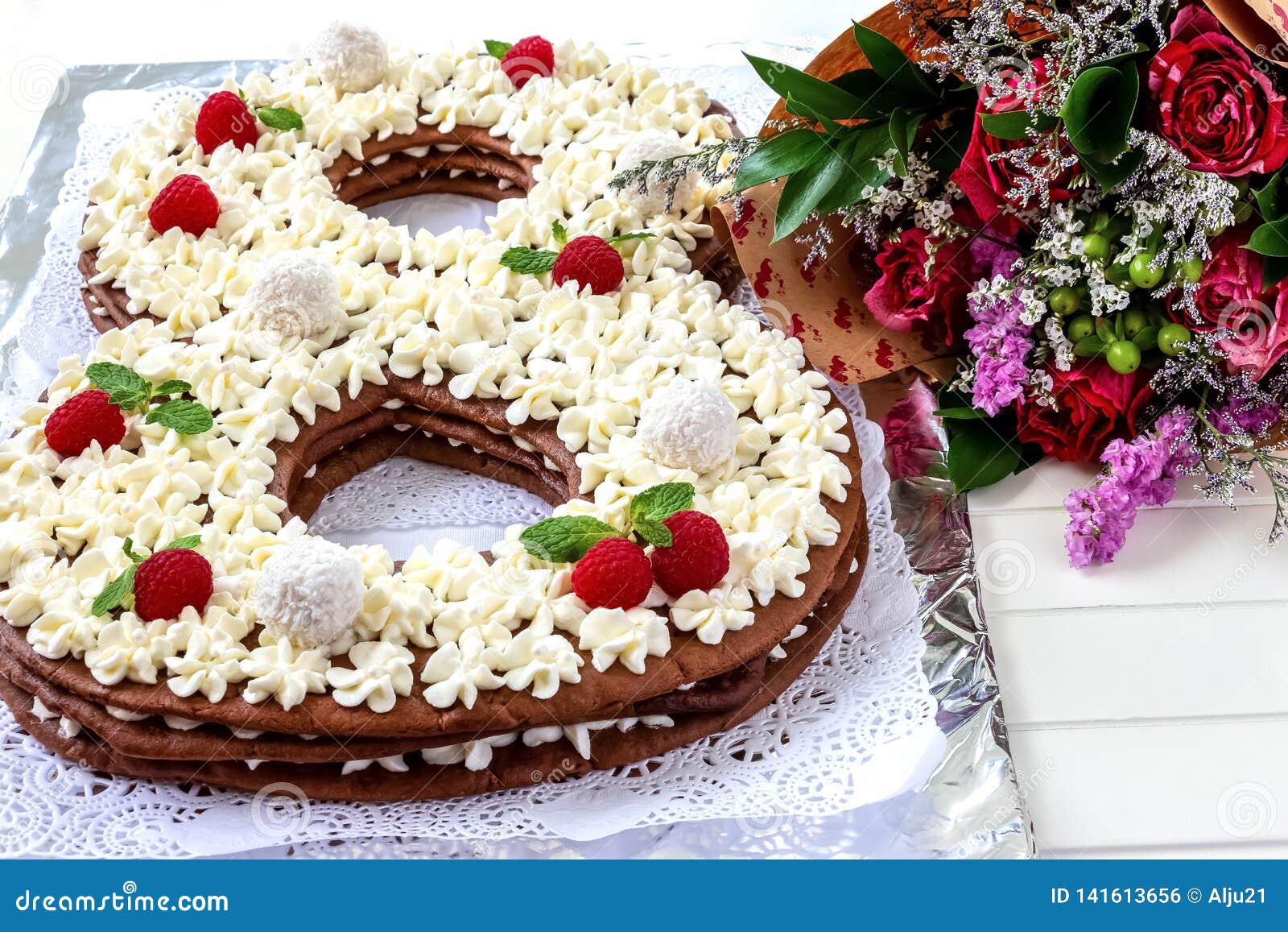 Grand Gateau De Nombre Et Fleur Rose Rouge La Forme De Gateau Du Numero 8 A Decore La Sucrerie Blanche Creamcheese De Framboise Photo Stock Image Du Baie Frais Grand Gateau De Nombre Et Fleur Rose Rouge La Forme De Gateau Du Numero 8 A Decore La Sucrerie Blanche Creamcheese De Framboise Photo Stock Image Du Baie Frais