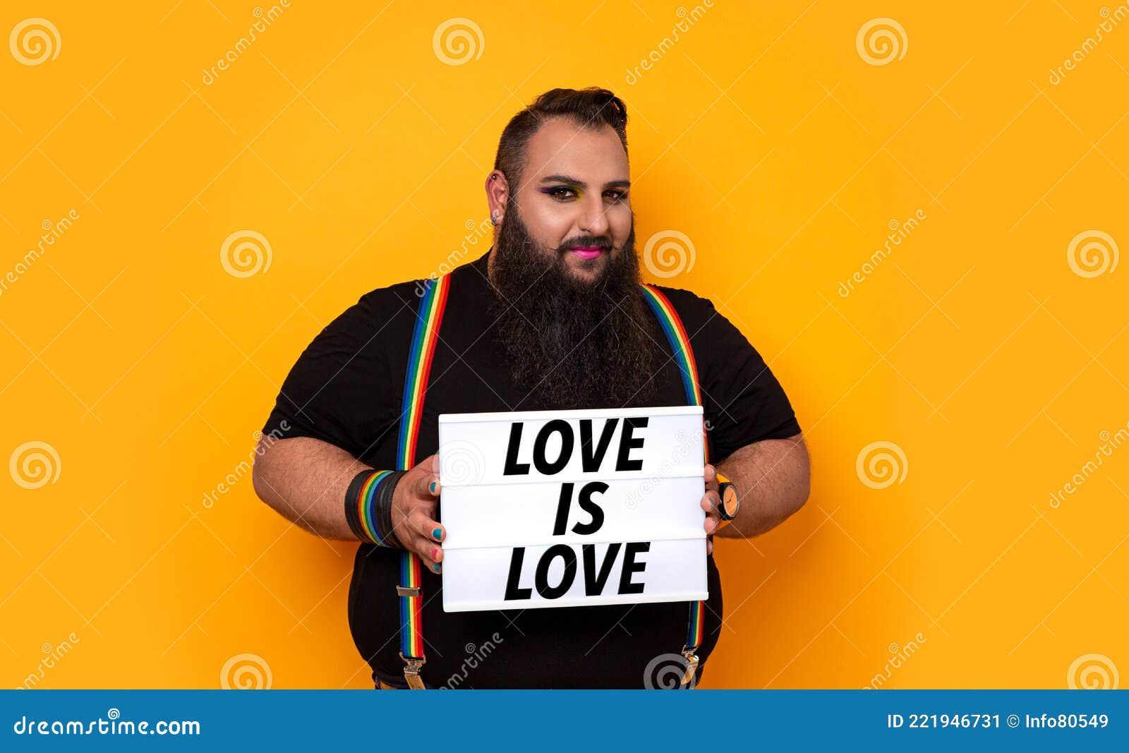 grand-gay-barbu-avec-un-message-d-amour-