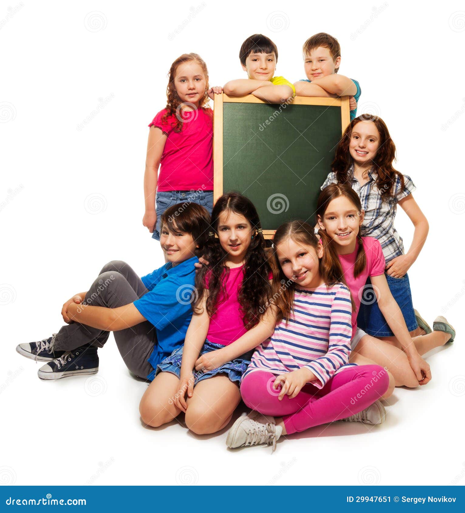 Grand Groupe Des Enfants Et Du Tableau Noir D'école Image stock