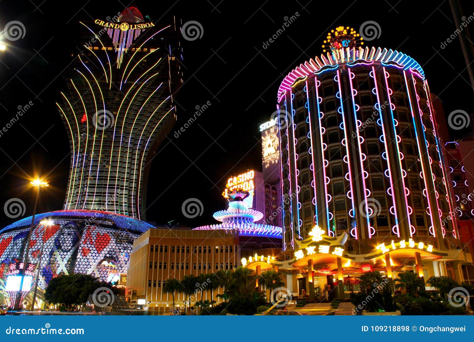 Macau, China - 8 De Dezembro De 2016: Vista Em Perspectiva Do Hotel Galaxy  Macau Casino À Noite, Cotai Strip, A Popular Rua Dos Cassinos Que Atrai  Anualmente Mais De 25 Milhões