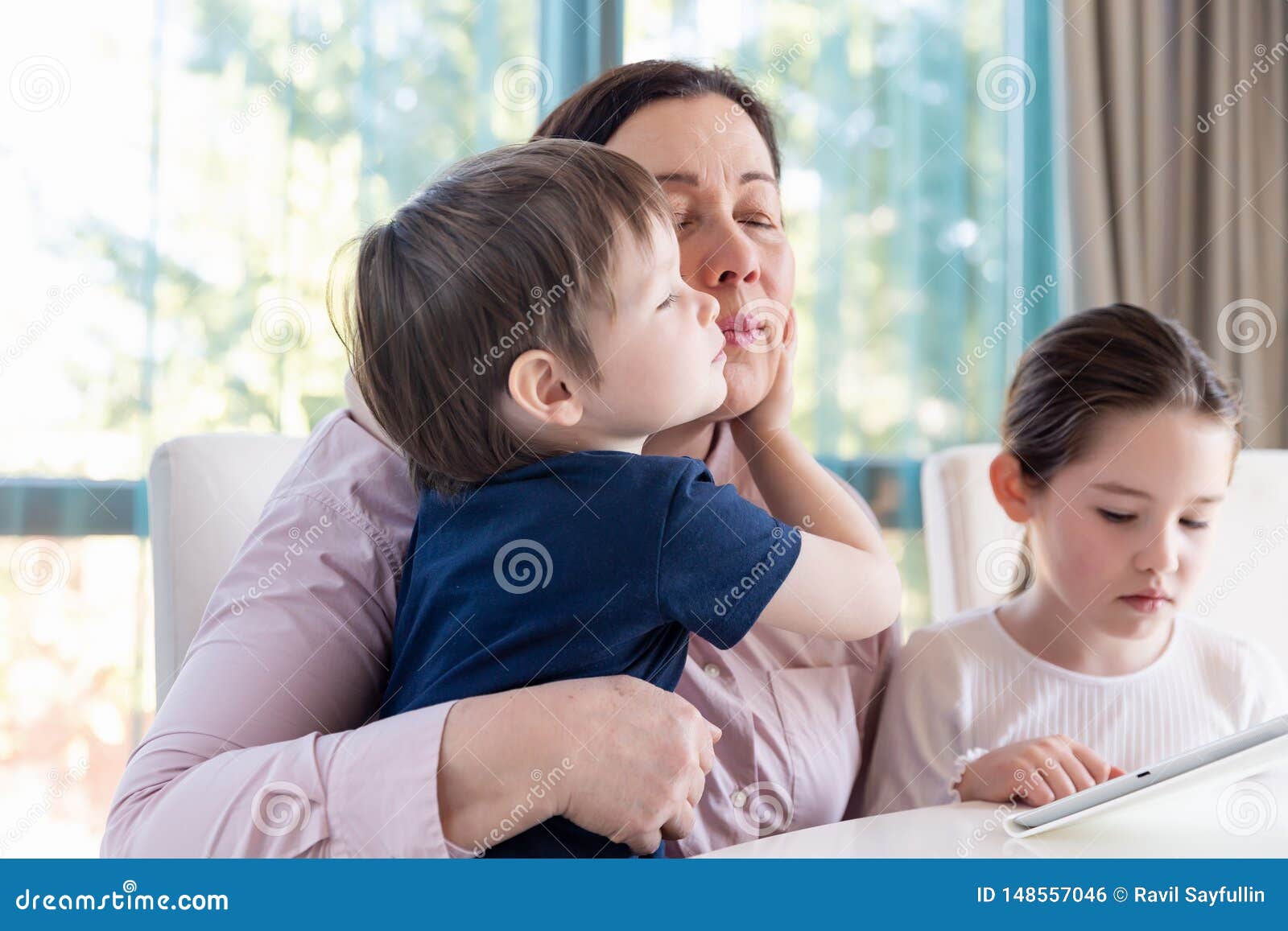 Grand-maman Amusant Ses Petits Petits-enfants Avec Un Jeu De Tablette Photo  stock - Image du gosses, tablette: 148557046