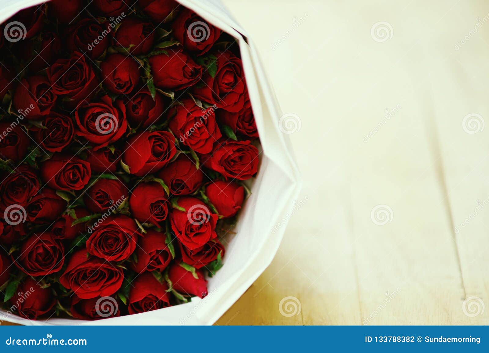 Grand Paquet De Bouquet Rose Rouge Avec La Lumière Lumineuse De Fond,  L'espace De Copie, Concept Doux De Valentine Photo stock - Image du beauté,  nature: 133788382