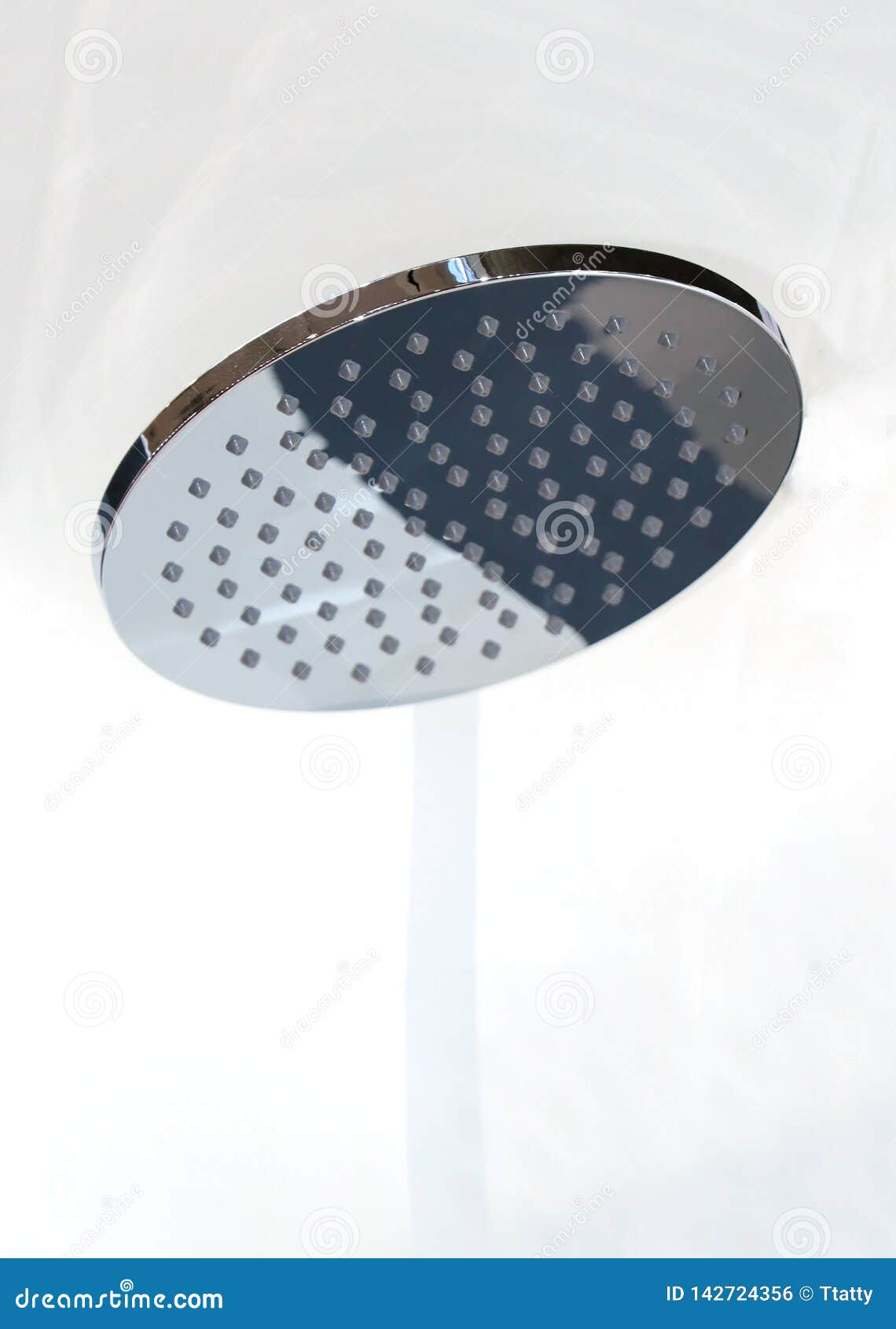 Grand pommeau de douche photo stock. Image du argent - 142724356