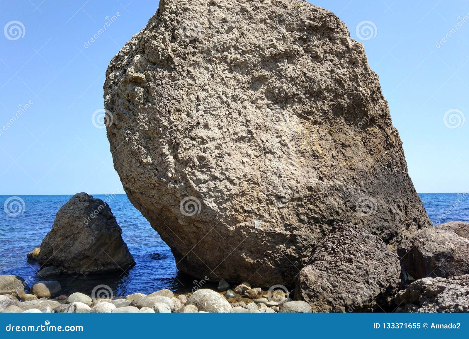 Grand Rocher Sur Une Plage Sauvage De Mer Image Stock Image Du Rivage Plage
