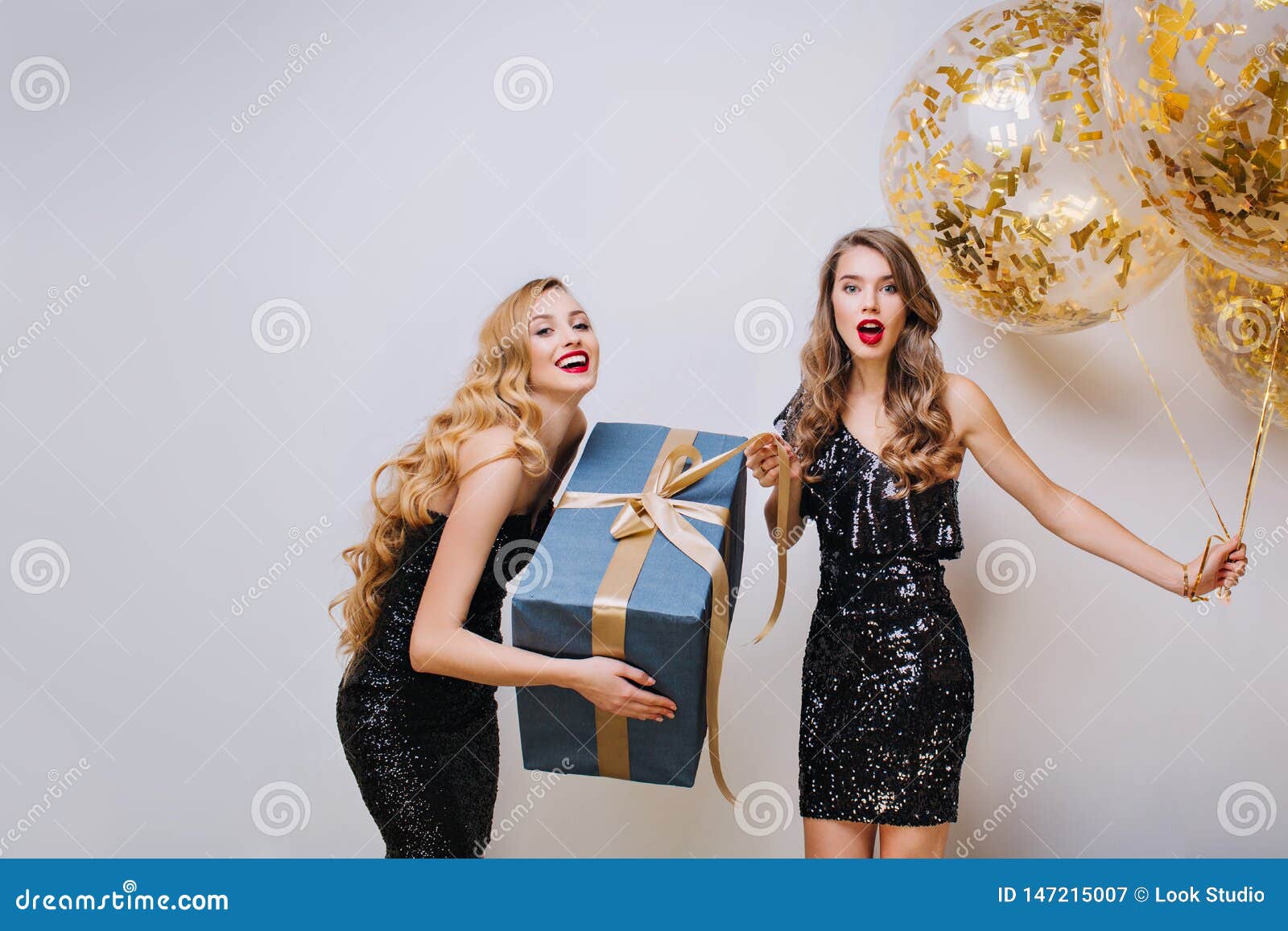 Grand Temps De Partie De Joyeux Anniversaire De Deux Jeunes Femmes Droles De Charme Sur Le Fond Blanc Robes De Luxe Noires Elega Image Stock Image Du Partie Charme Grand Temps De Partie De Joyeux Anniversaire De Deux Jeunes Femmes Droles De Charme Sur Le Fond Blanc Robes De Luxe Noires Elega Image Stock Image Du Partie Charme