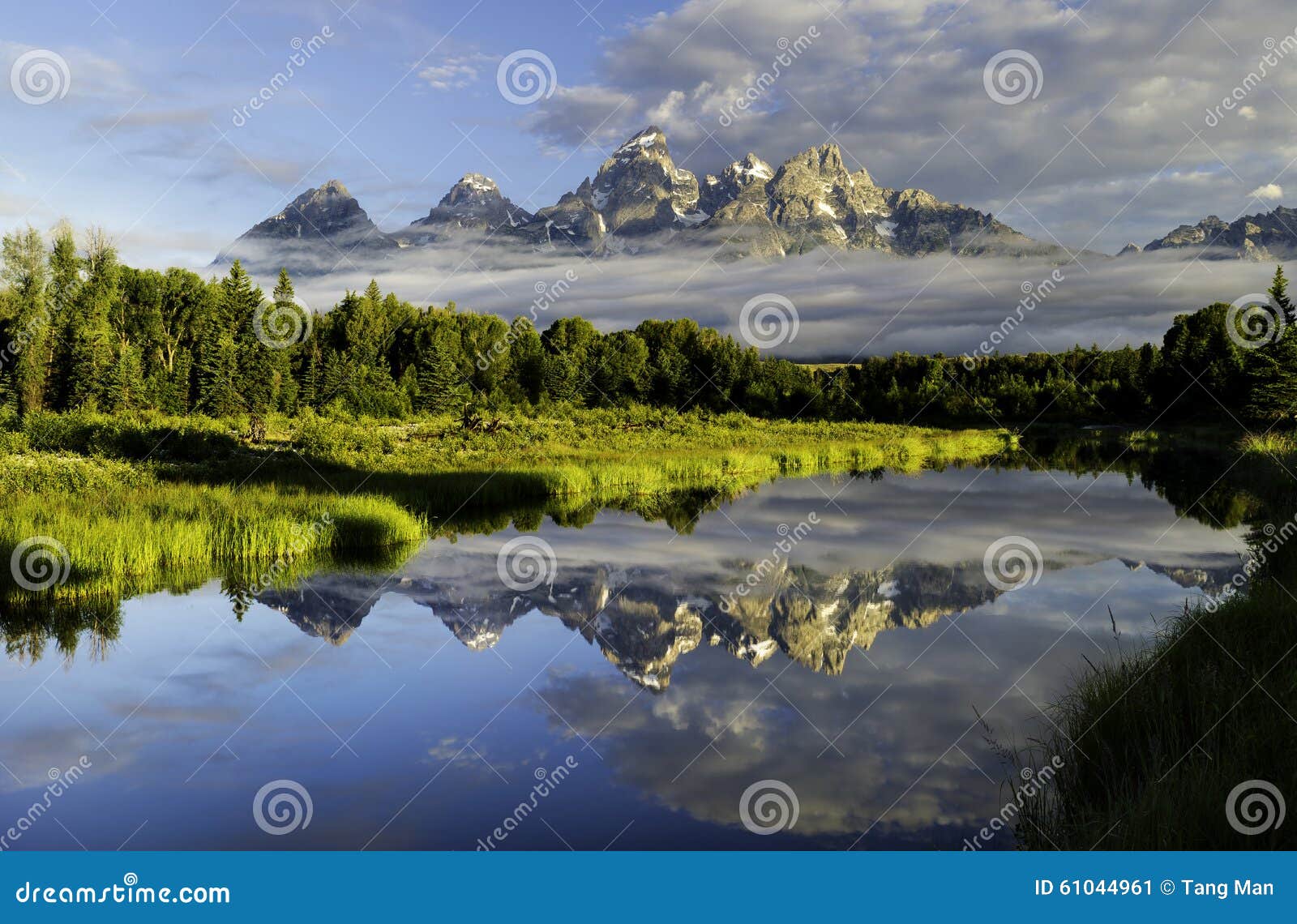 the grand tetons mountains in wyoming