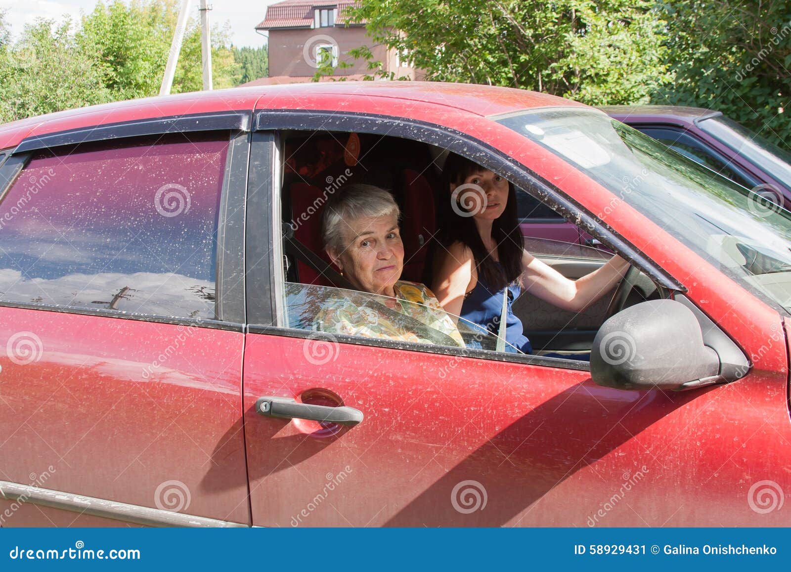 Внучка ехала. Бабуля в машине. Бабушка едет на машине. Отвезти бабушку на машине. Машина везет бабок.