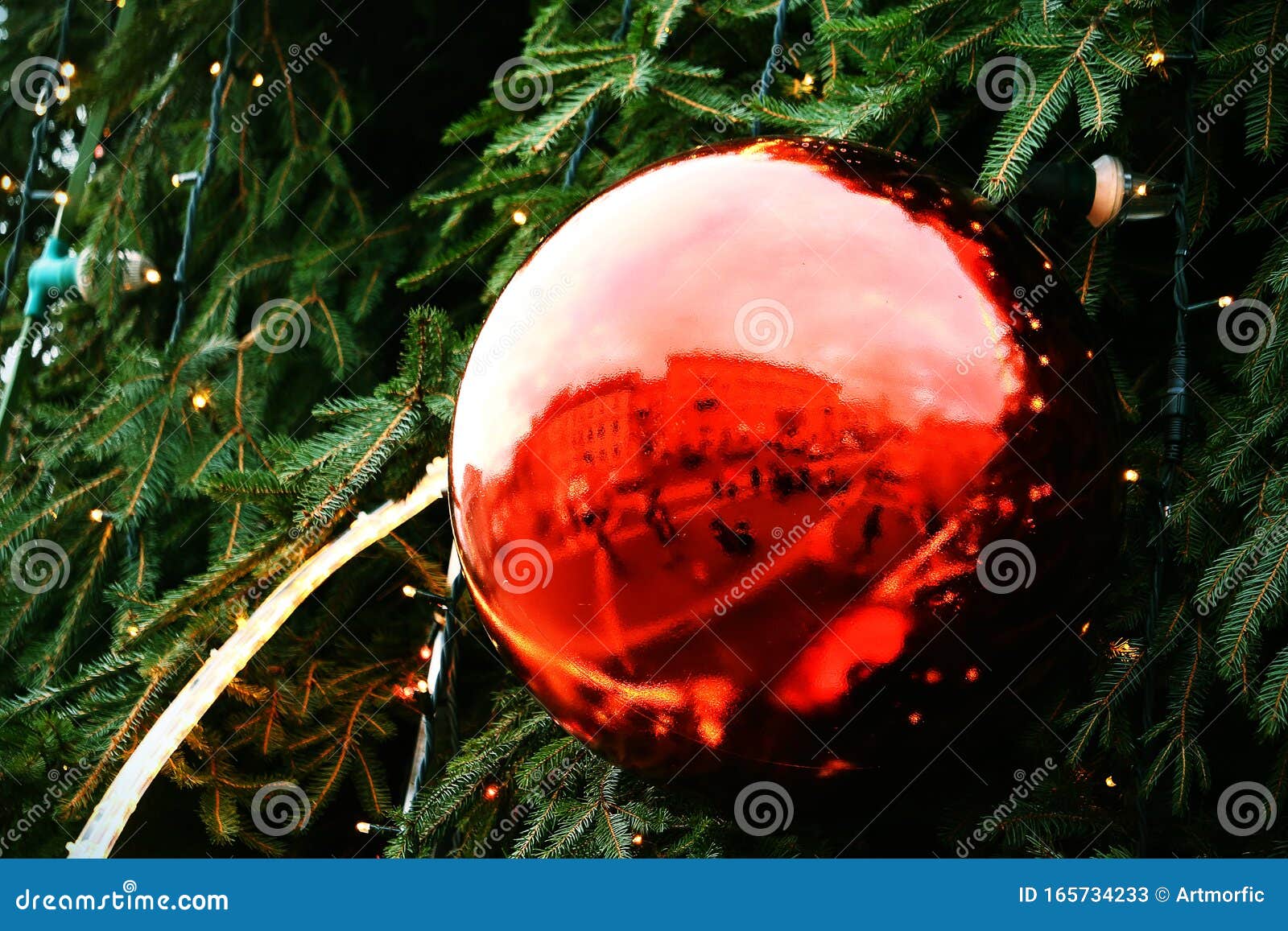 Grande árvore De Natal Decoração De Bola Vermelha De Vidro Com Reflexo Da  Praça Da Cidade Imagem de Stock - Imagem de loja, alegre: 165734233