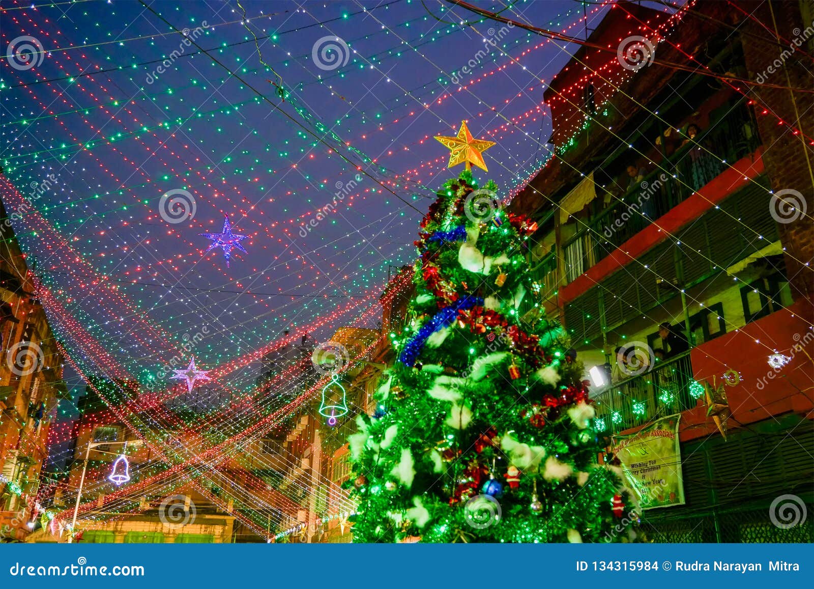 Albero Di Natale Grande.Grande Albero Di Natale Decorato Alla Notte A Calcutta Immagine Stock Editoriale Immagine Di Background Vigilia 134315984