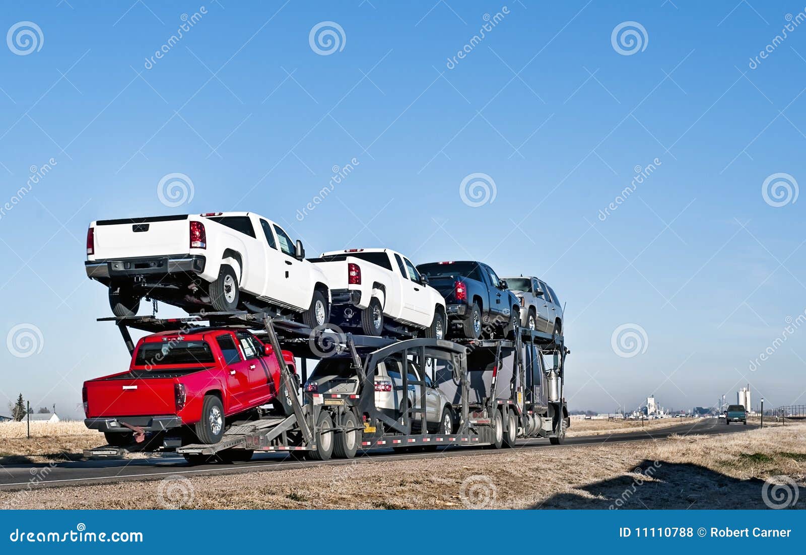 Grande camion con il rimorchio ditrasporto. Semi-camion con il trasportatore dell'automobile o a volte chiamato un parcheggio di viaggio.