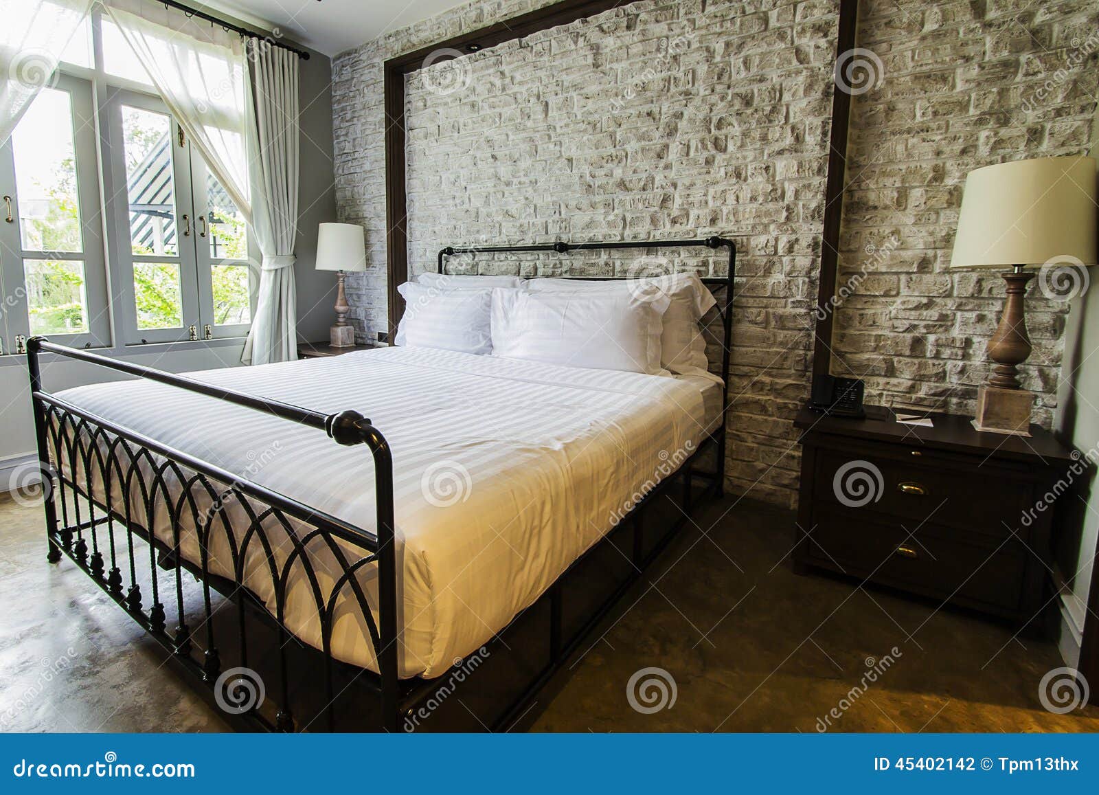 Grande Chambre à Coucher De Style Anglais De Campagne Photo stock ... Grande Chambre à Coucher De Style Anglais De Campagne Photo stock ...