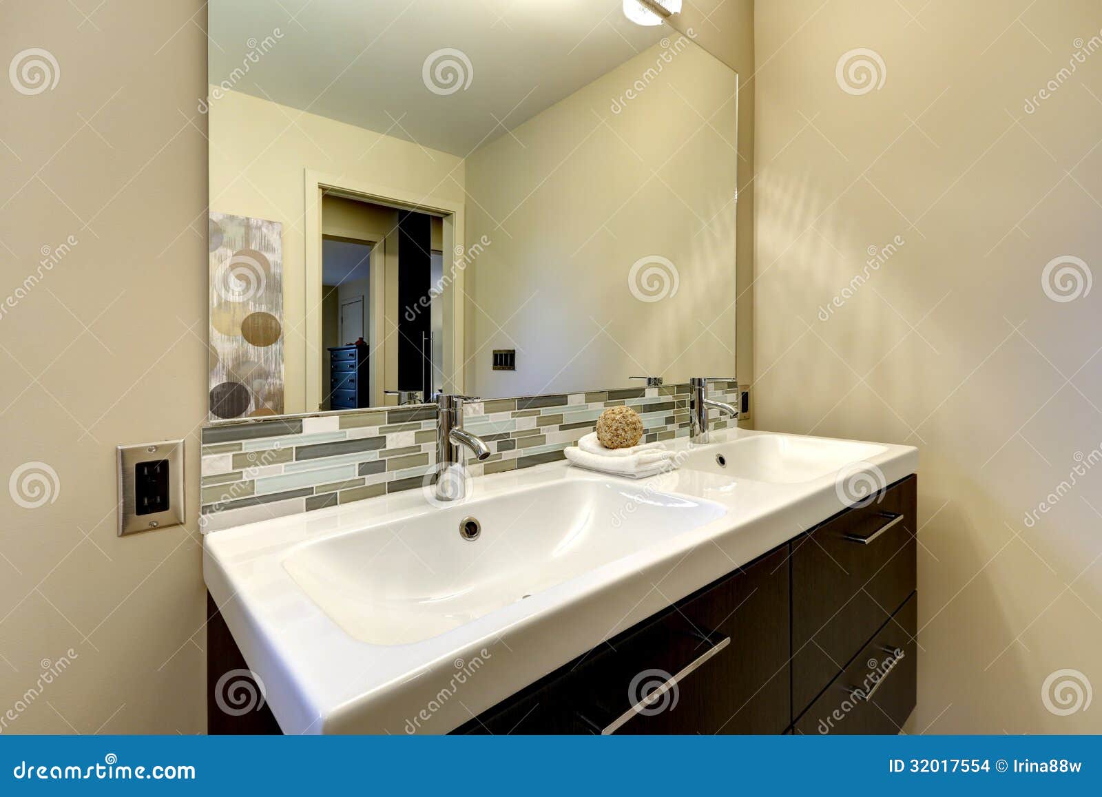 Stanza da bagno moderna con il grande specchio fotografie stock ...