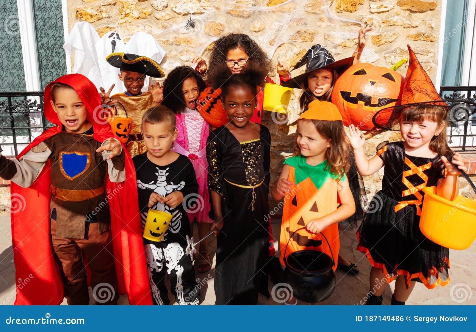 Crianças Na América Celebram O Dia Das Bruxas Engraçado Grupo De Amigos  Crianças Numa Fantasia De Halloween Na Festa De Halloween Foto de Stock -  Imagem de bonito, livro: 161170756